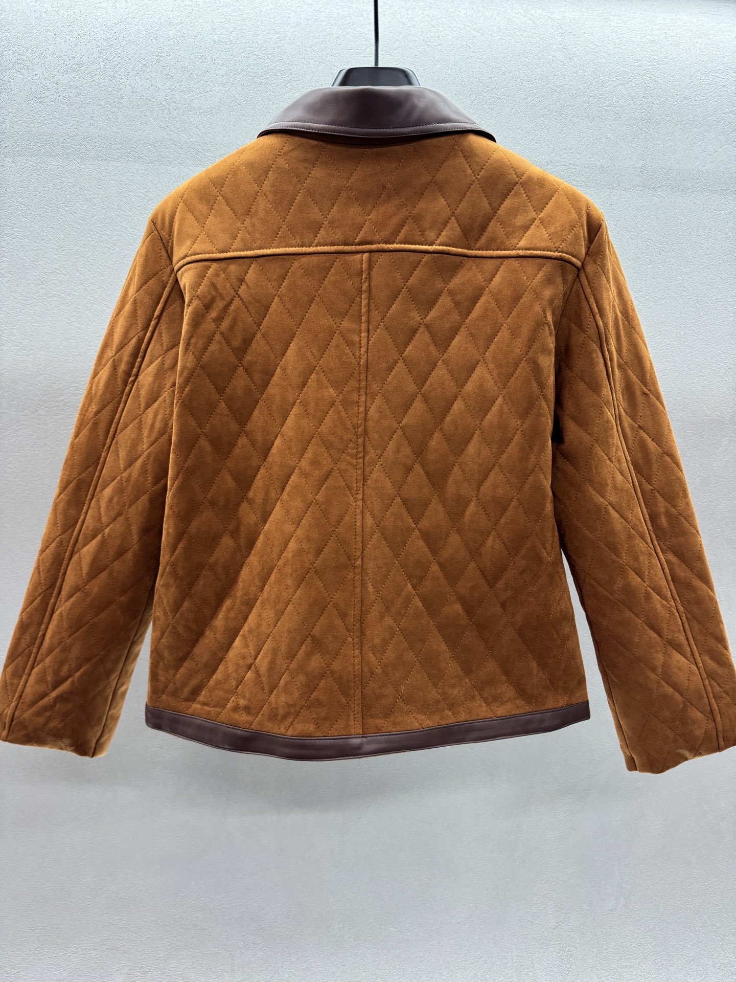 ￼ ❄️2025 Autumn and Winter❄️！Celin*，撞色棉服麂皮外套，挺括质感，拉链