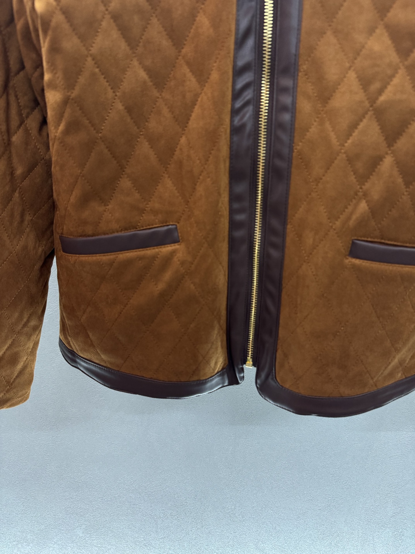 ￼ ❄️2025 Autumn and Winter❄️！Celin*，撞色棉服麂皮外套，挺括质感，拉链