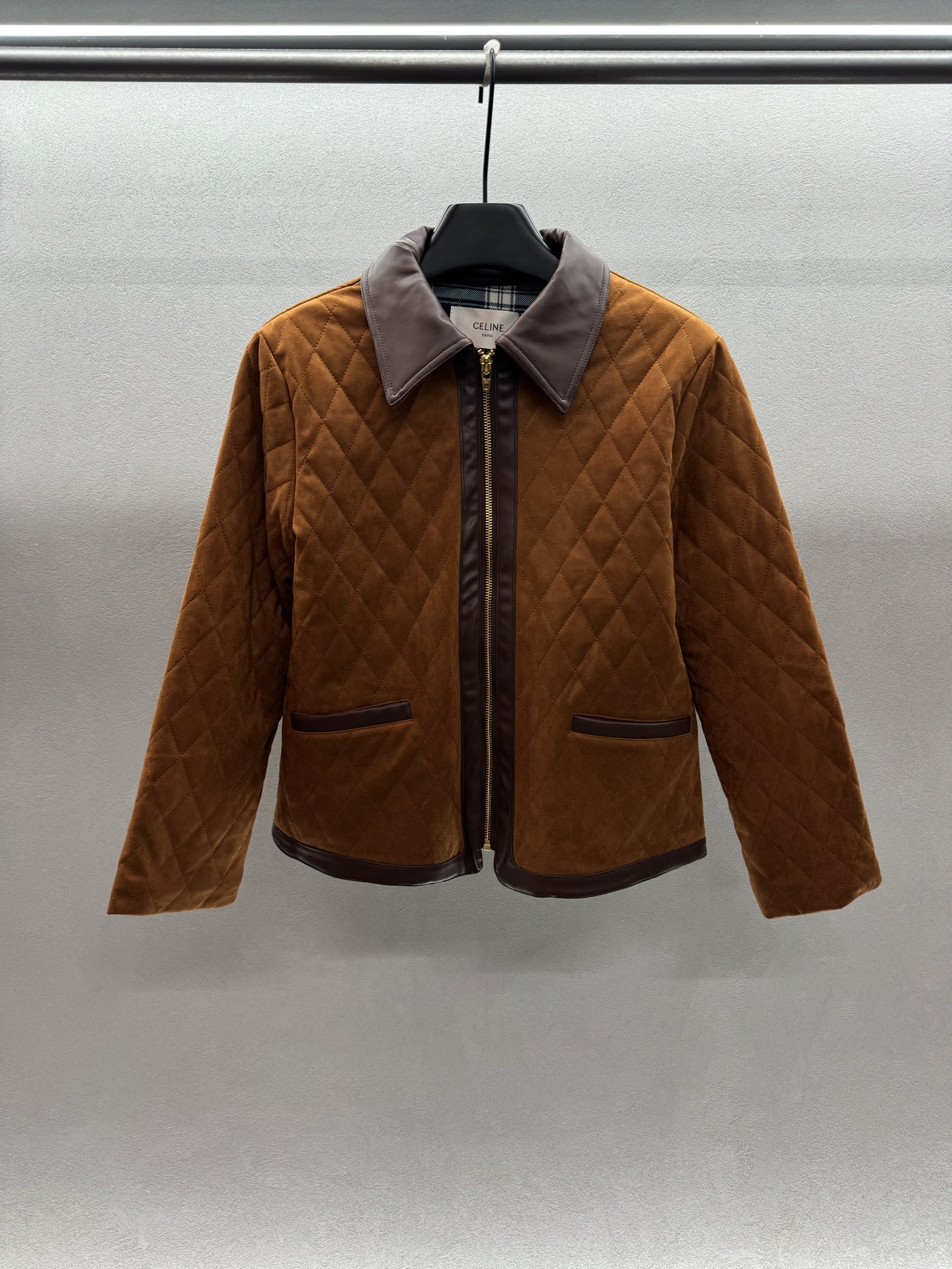 ￼ ❄️2025 Autumn and Winter❄️！Celin*，撞色棉服麂皮外套，挺括质感，拉链