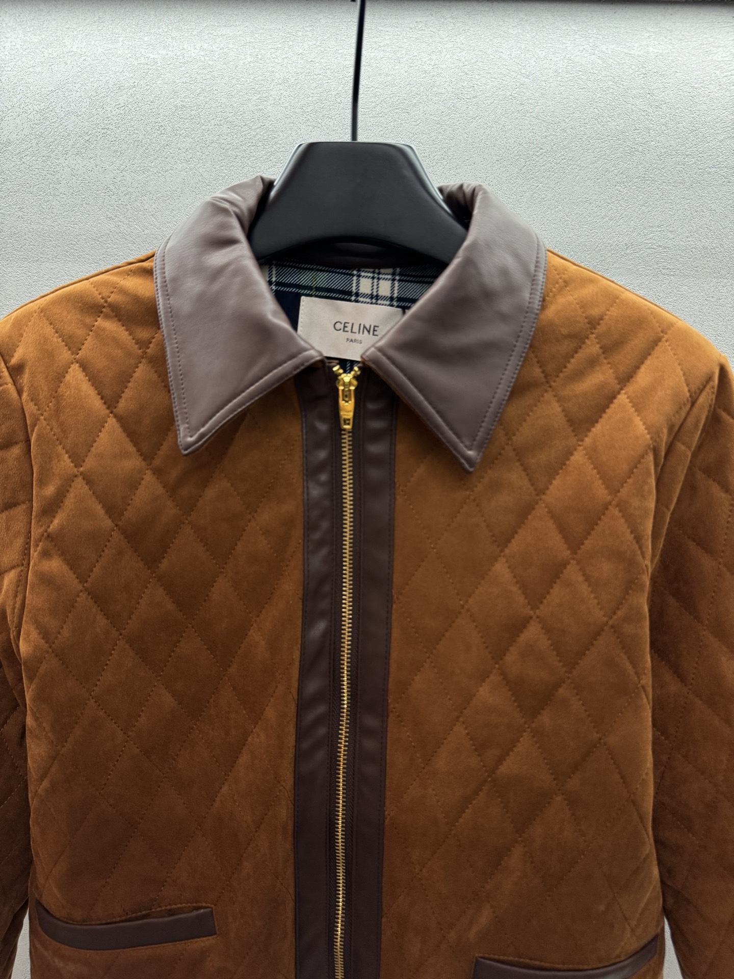 ￼ ❄️2025 Autumn and Winter❄️！Celin*，撞色棉服麂皮外套，挺括质感，拉链