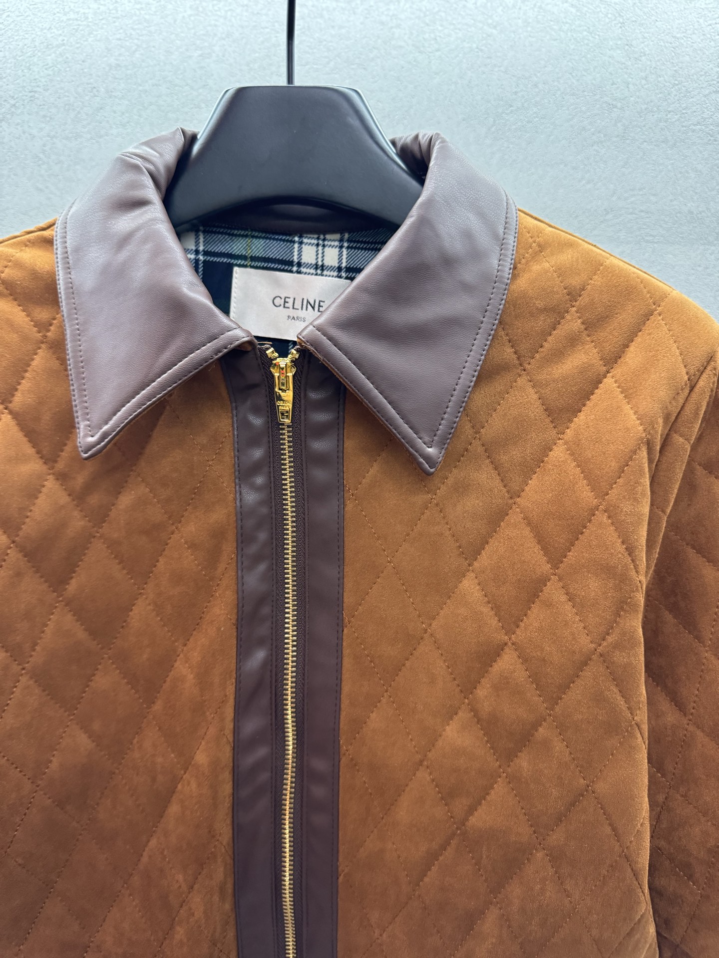 ￼ ❄️2025 Autumn and Winter❄️！Celin*，撞色棉服麂皮外套，挺括质感，拉链