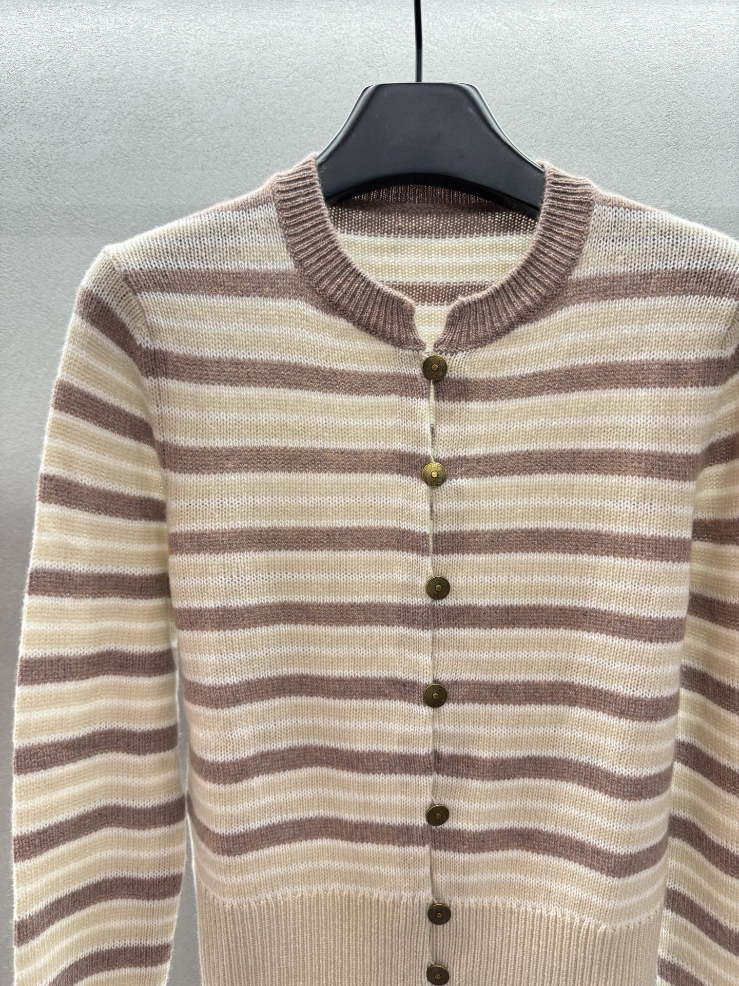 ￼ ❄️2025 Autumn and Winter❄️！Loro Pia*na，1:1版！羊绒条纹开衫