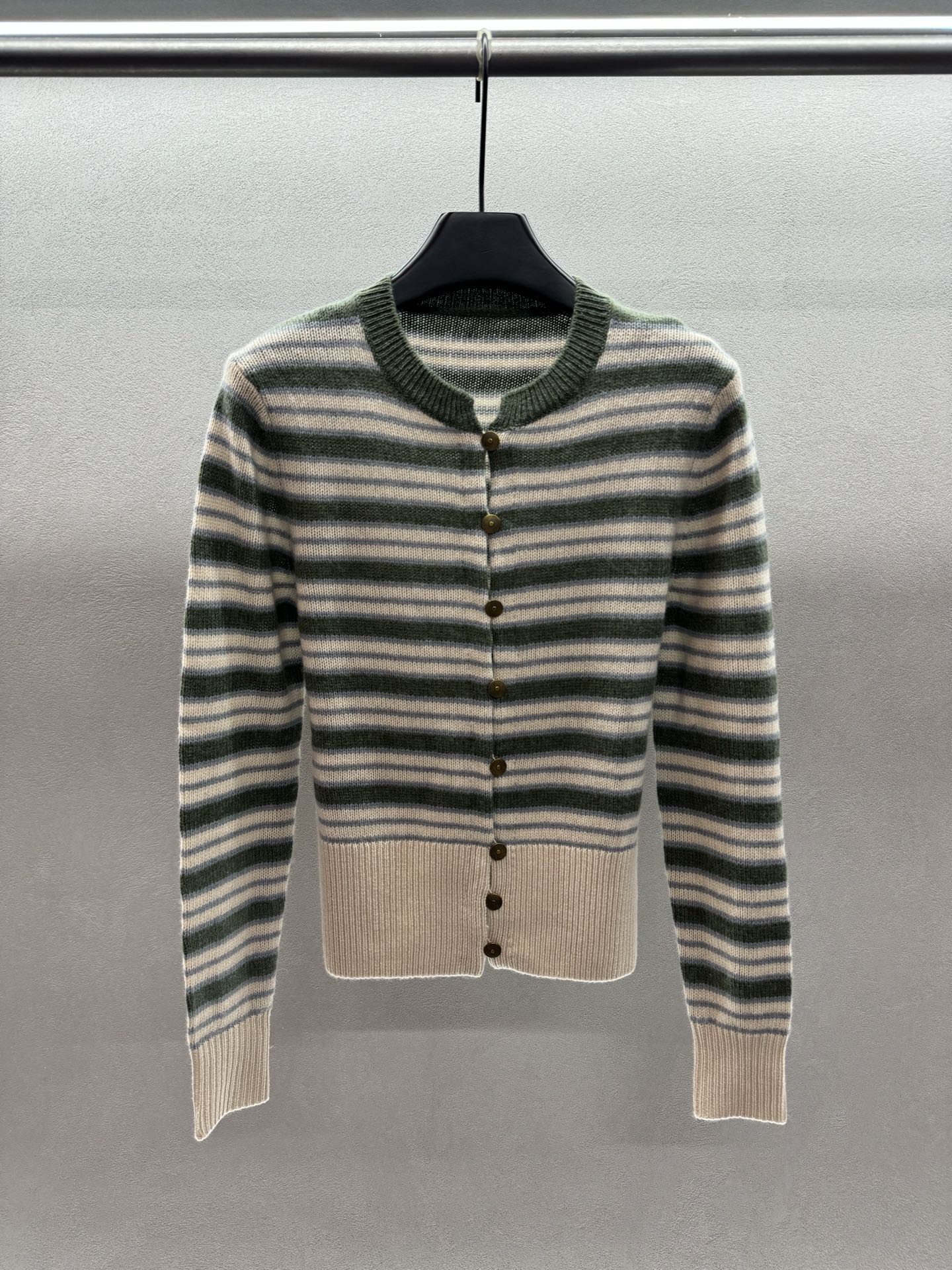 ￼ ❄️2025 Autumn and Winter❄️！Loro Pia*na，1:1版！羊绒条纹开衫