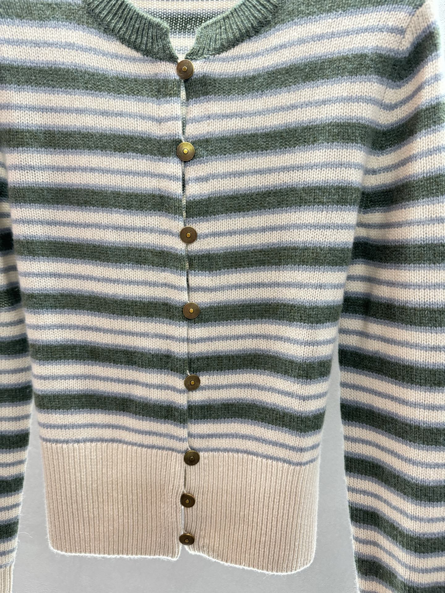 ￼ ❄️2025 Autumn and Winter❄️！Loro Pia*na，1:1版！羊绒条纹开衫