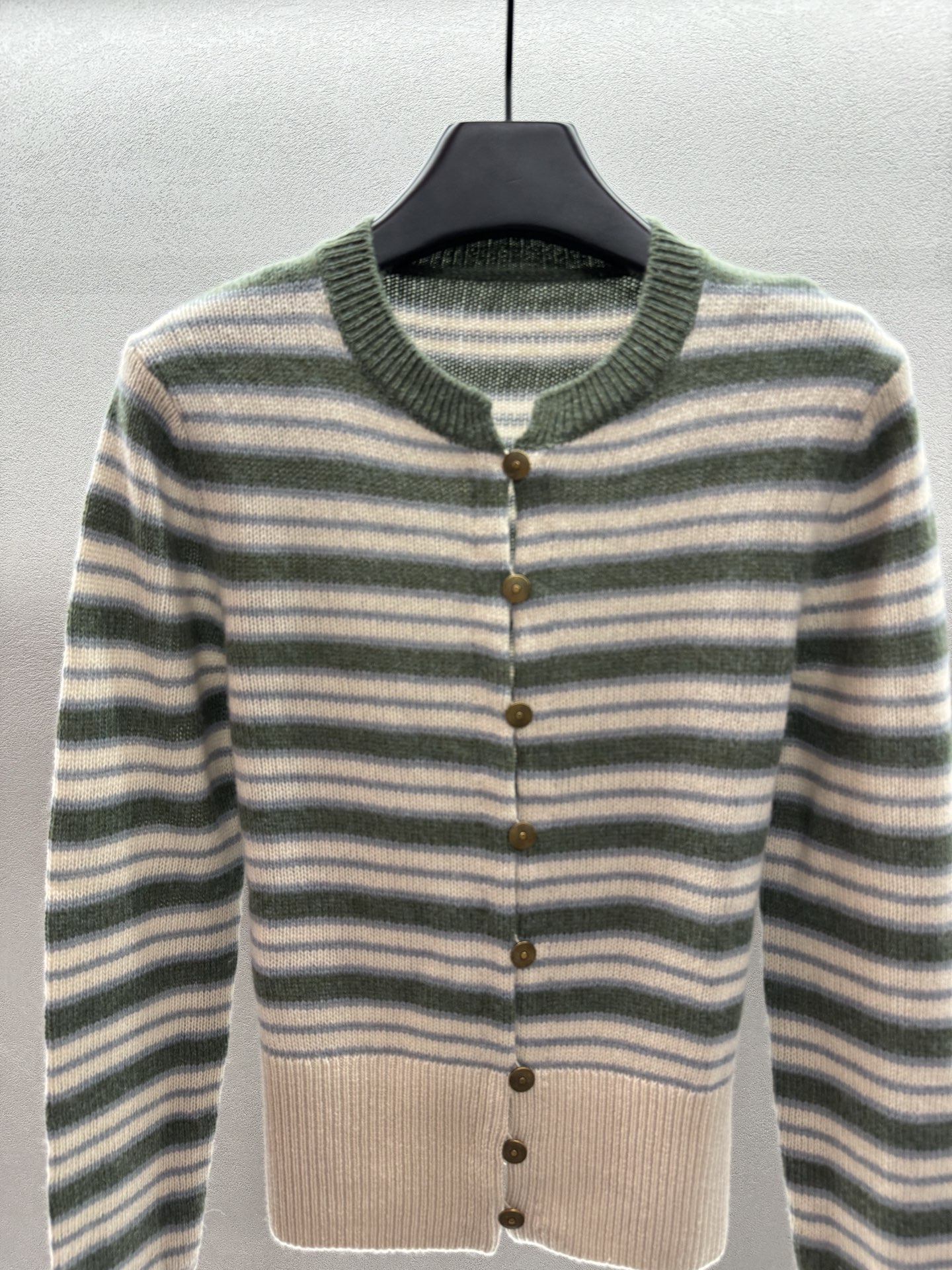 ￼ ❄️2025 Autumn and Winter❄️！Loro Pia*na，1:1版！羊绒条纹开衫