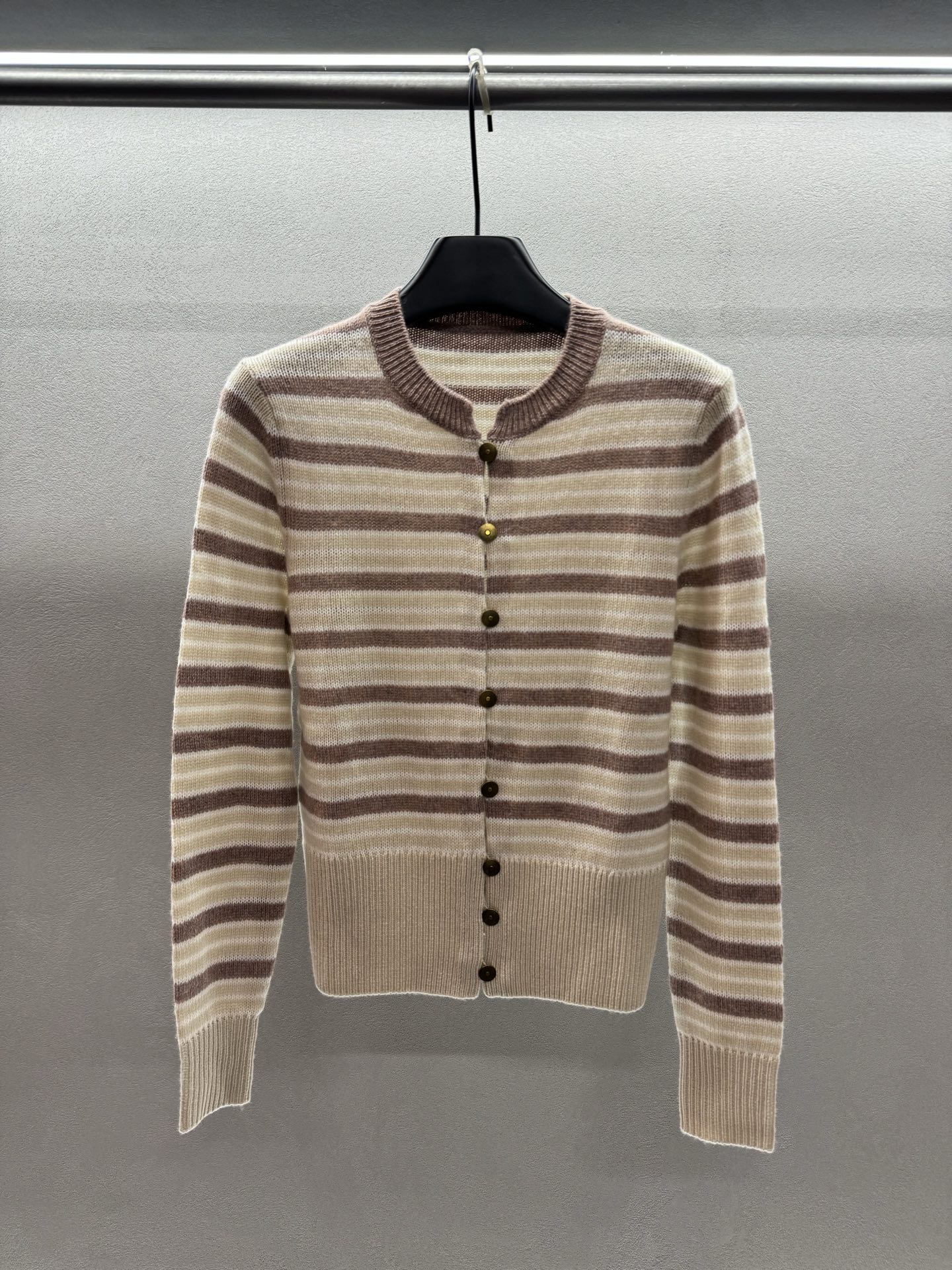 ￼ ❄️2025 Autumn and Winter❄️！Loro Pia*na，1:1版！羊绒条纹开衫