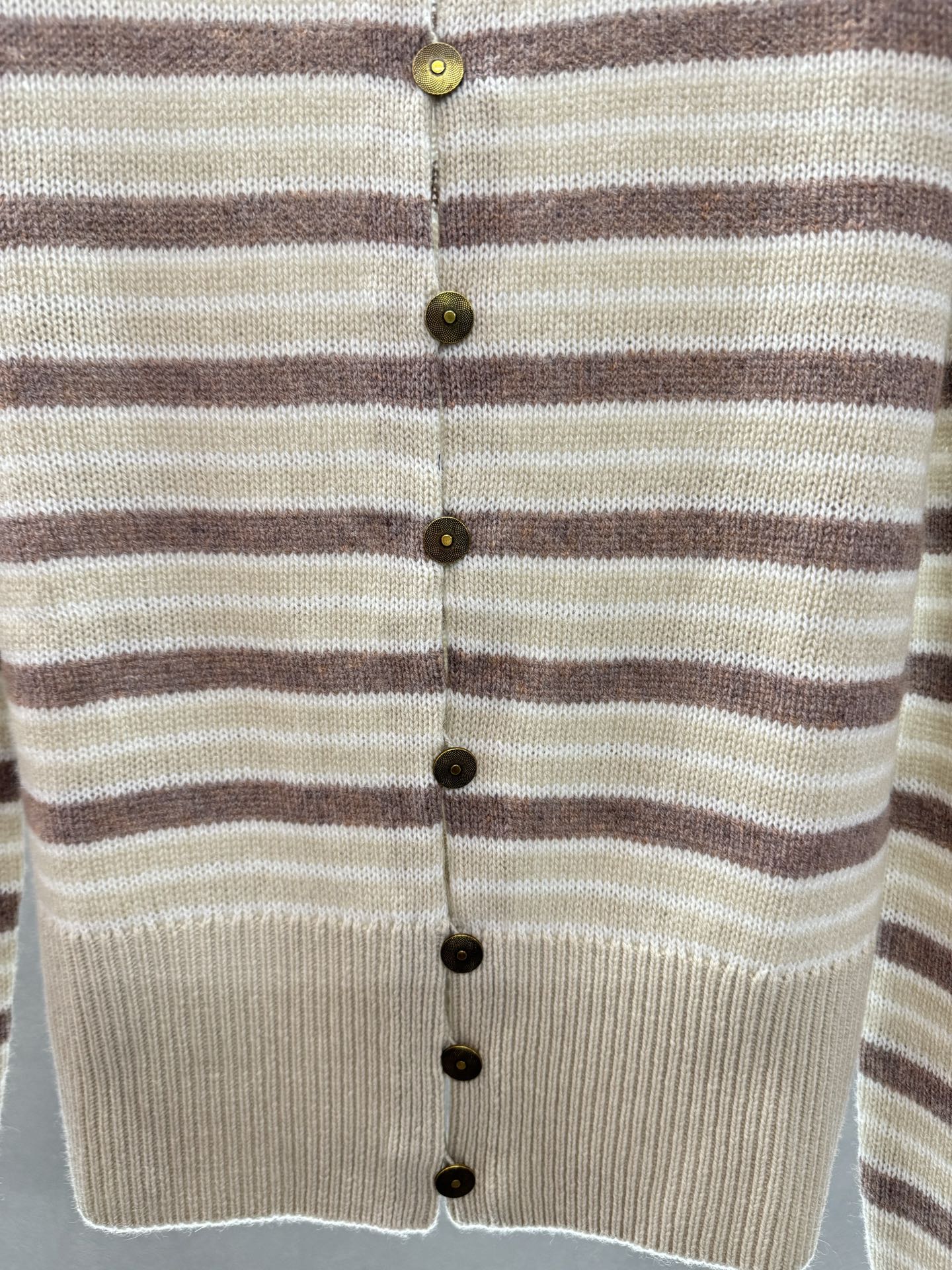 ￼ ❄️2025 Autumn and Winter❄️！Loro Pia*na，1:1版！羊绒条纹开衫