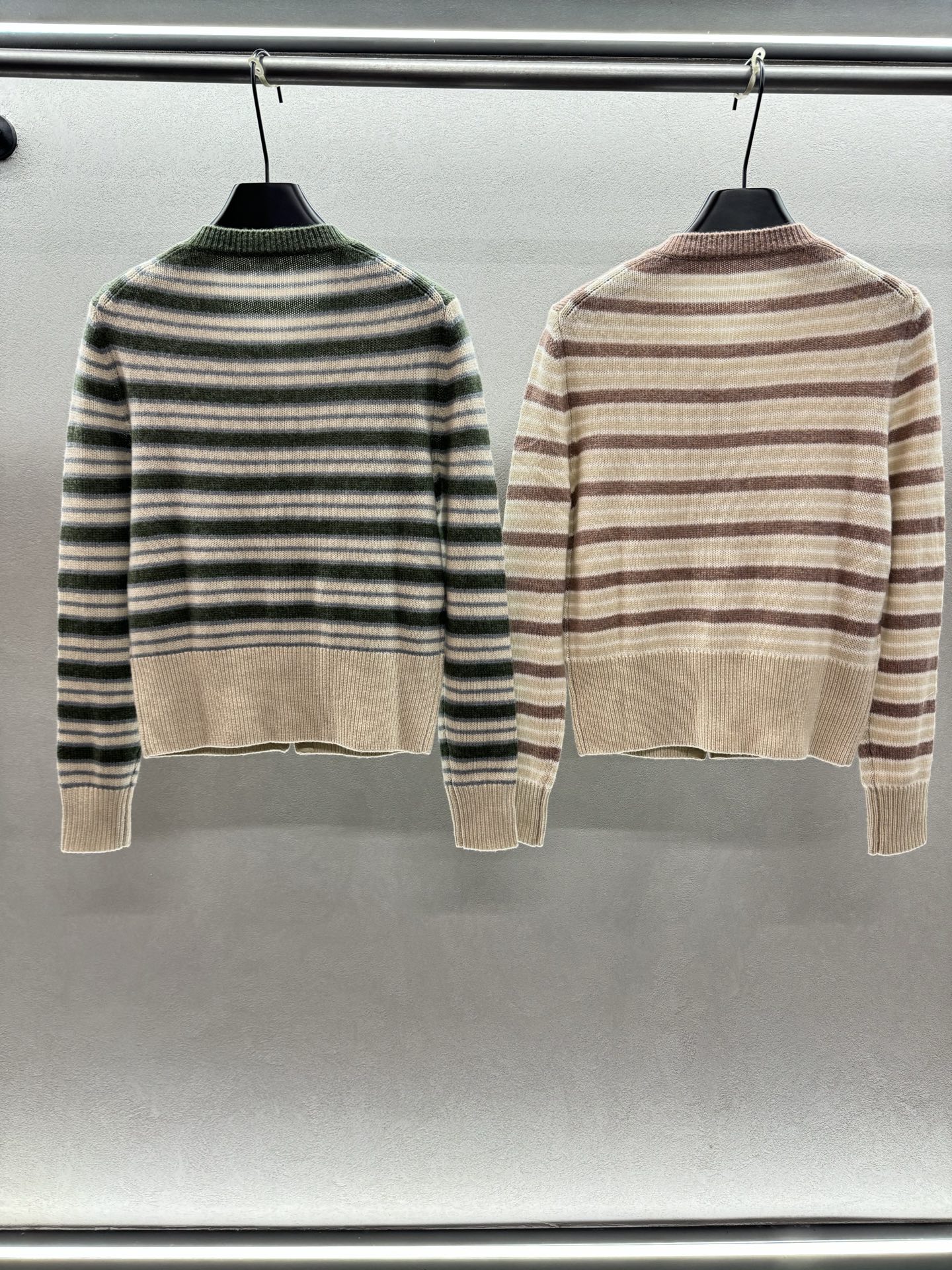 ￼ ❄️2025 Autumn and Winter❄️！Loro Pia*na，1:1版！羊绒条纹开衫