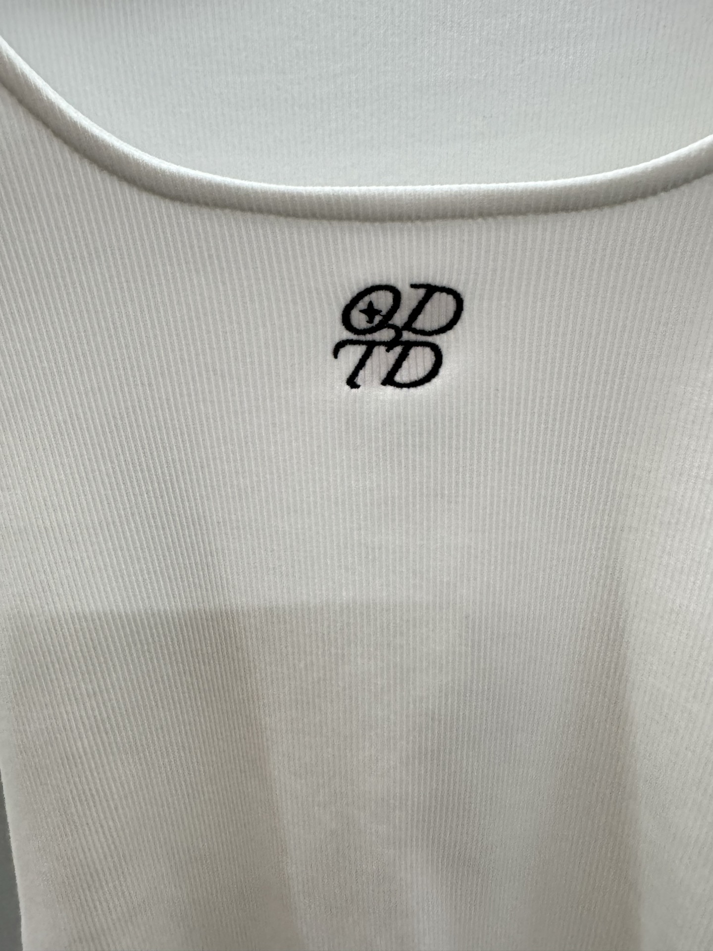 ￼ ❄️2025 Autumn and Winter❄️！ODTD U领logo刺绣打底上衣，显瘦打底衫