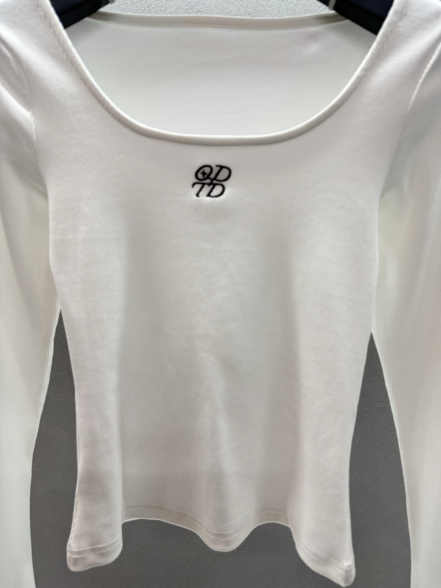 ￼ ❄️2025 Autumn and Winter❄️！ODTD U领logo刺绣打底上衣，显瘦打底衫