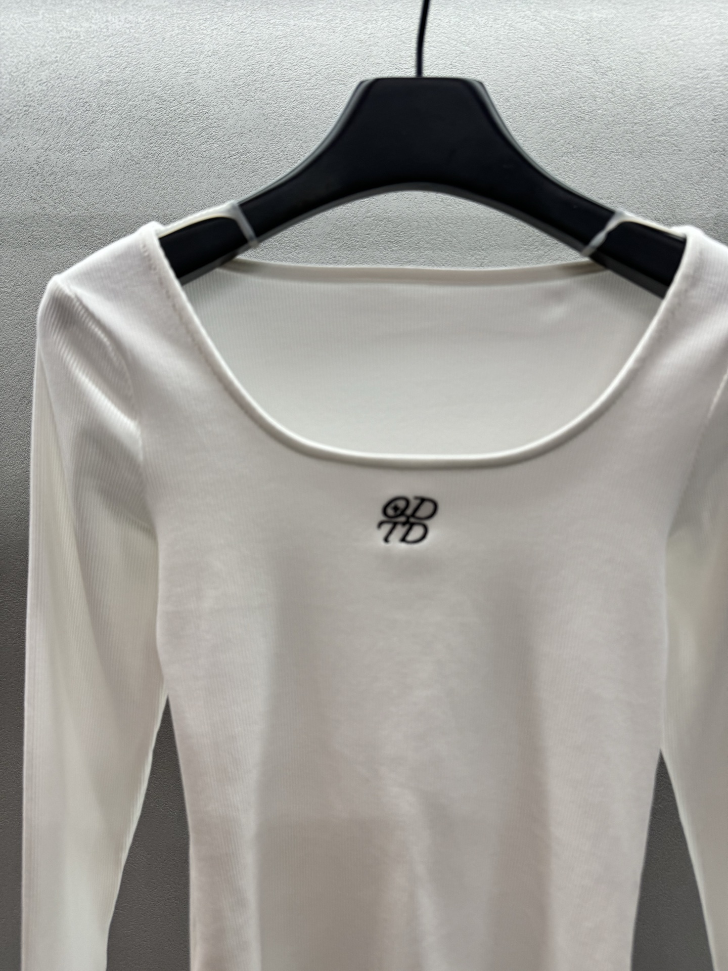 ￼ ❄️2025 Autumn and Winter❄️！ODTD U领logo刺绣打底上衣，显瘦打底衫