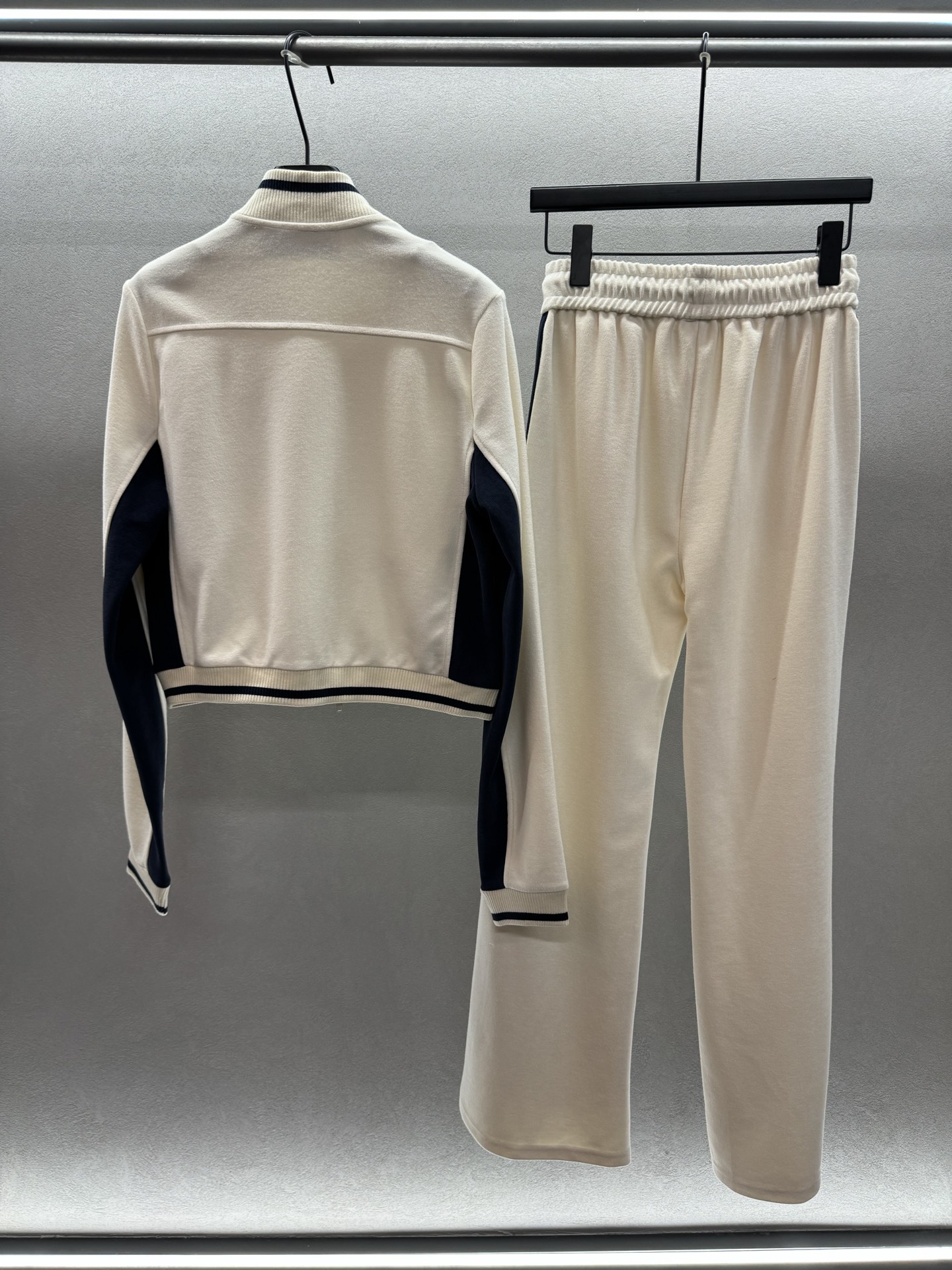 ￼ ❄️2025 Autumn and Winter❄️/套！Ann*撞色拼接休闲套装，立领拉链休闲外套