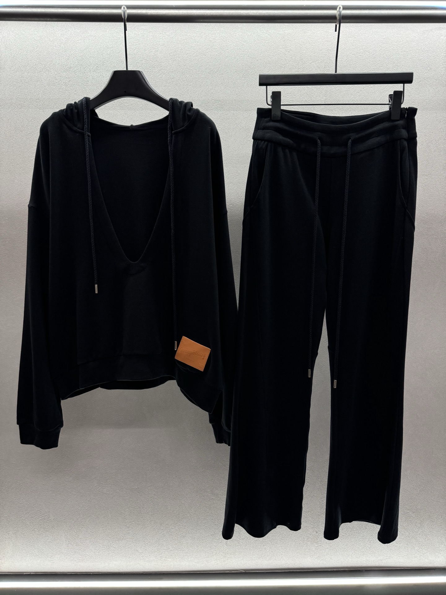 ￼ ❄️2025 Autumn and Winter❄️！ODT*，V领连帽卫衣套装，面料柔软舒适，V领