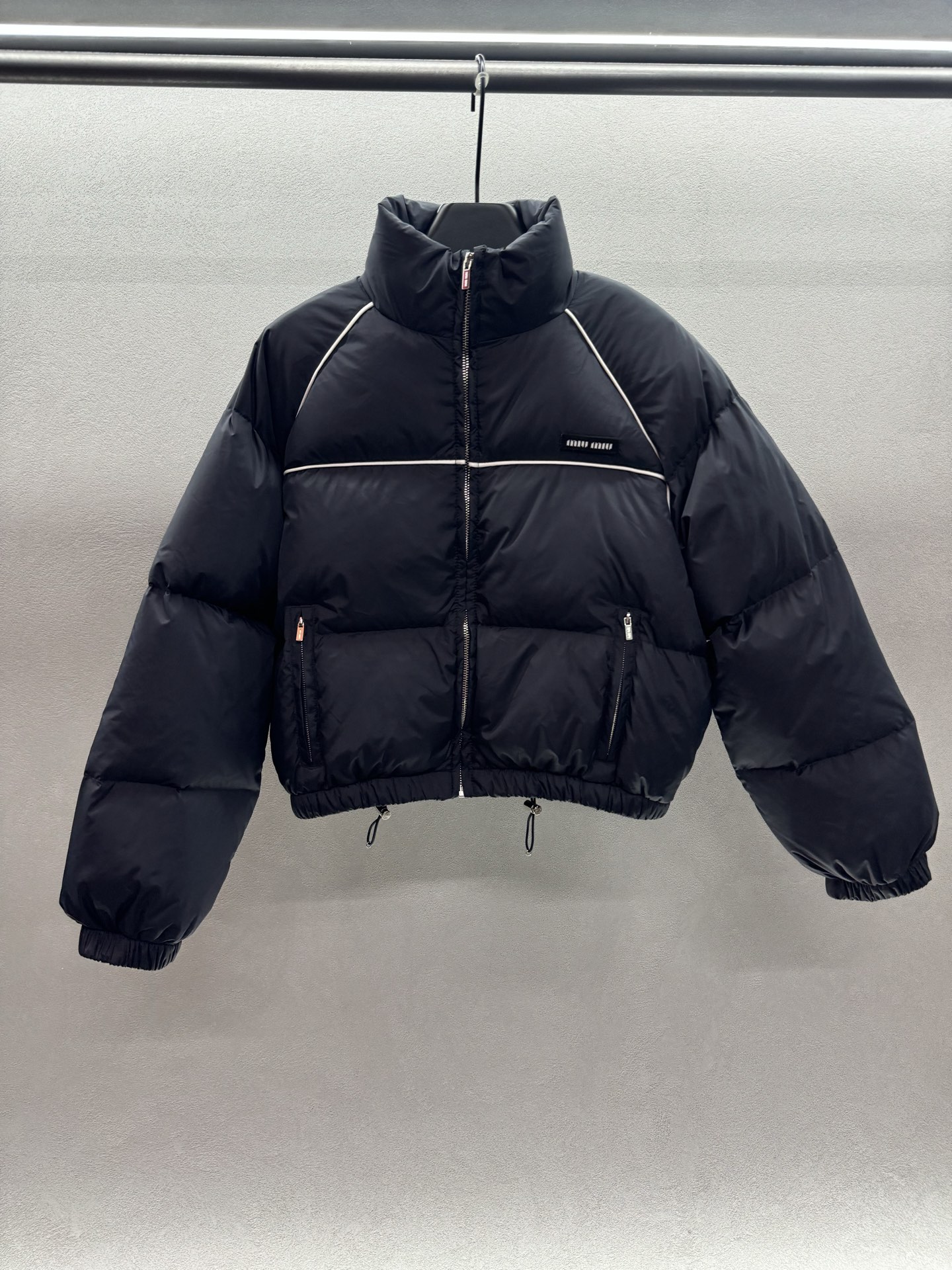 ￼ ❄️2025 Autumn and Winter❄️！MiuMi*，海军蓝刺绣羽绒服外套，经典夹克面