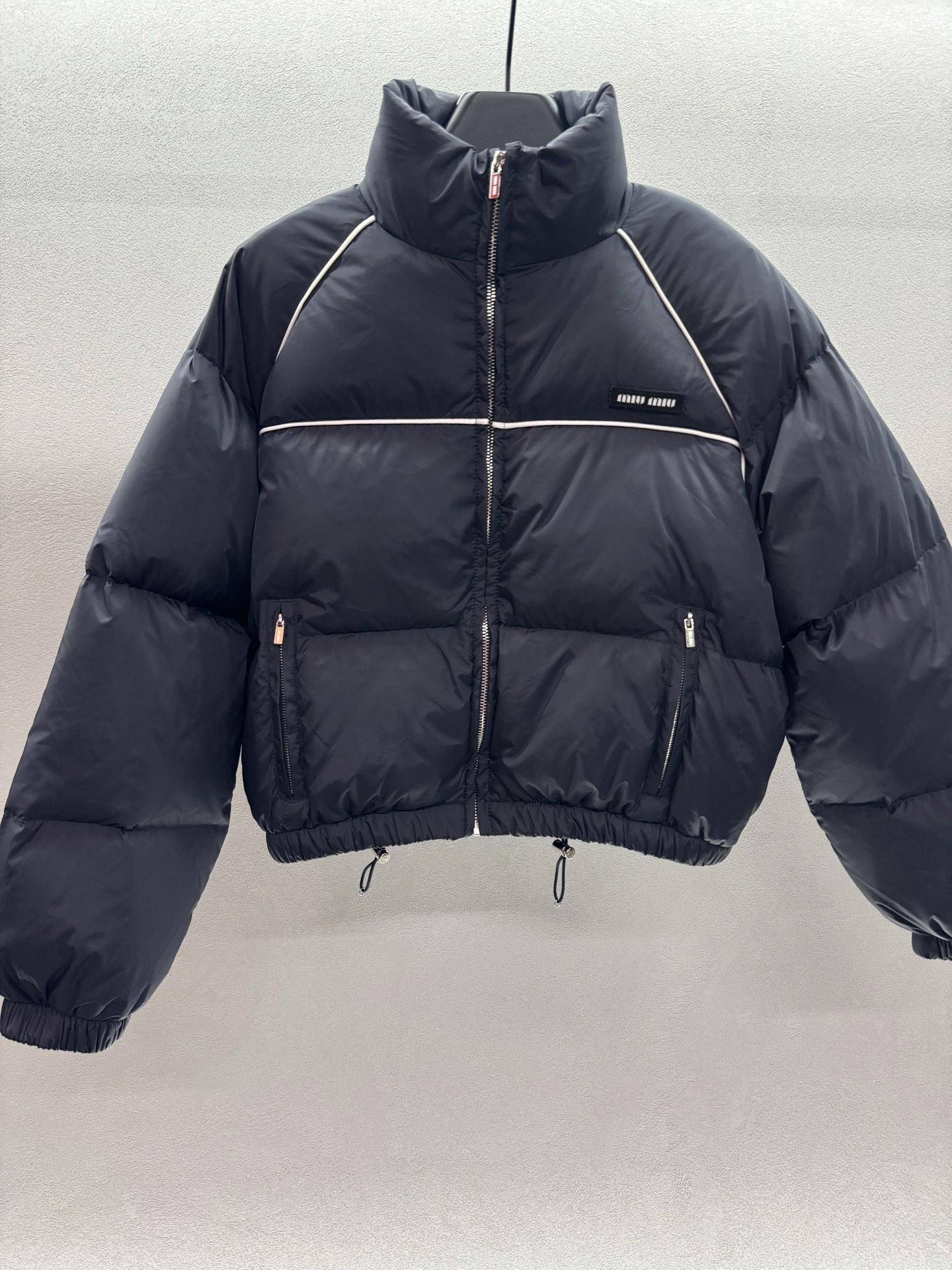 ￼ ❄️2025 Autumn and Winter❄️！MiuMi*，海军蓝刺绣羽绒服外套，经典夹克面