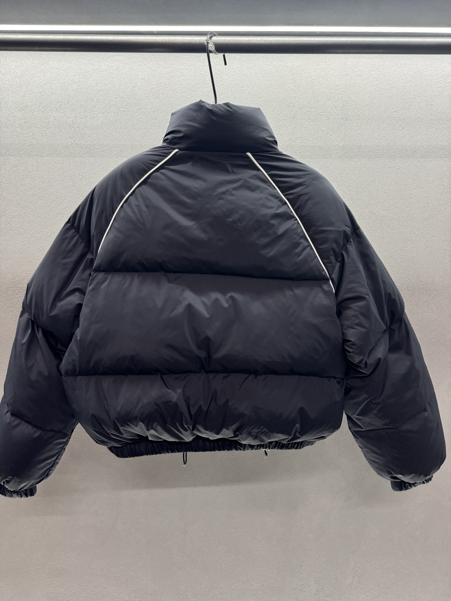 ￼ ❄️2025 Autumn and Winter❄️！MiuMi*，海军蓝刺绣羽绒服外套，经典夹克面