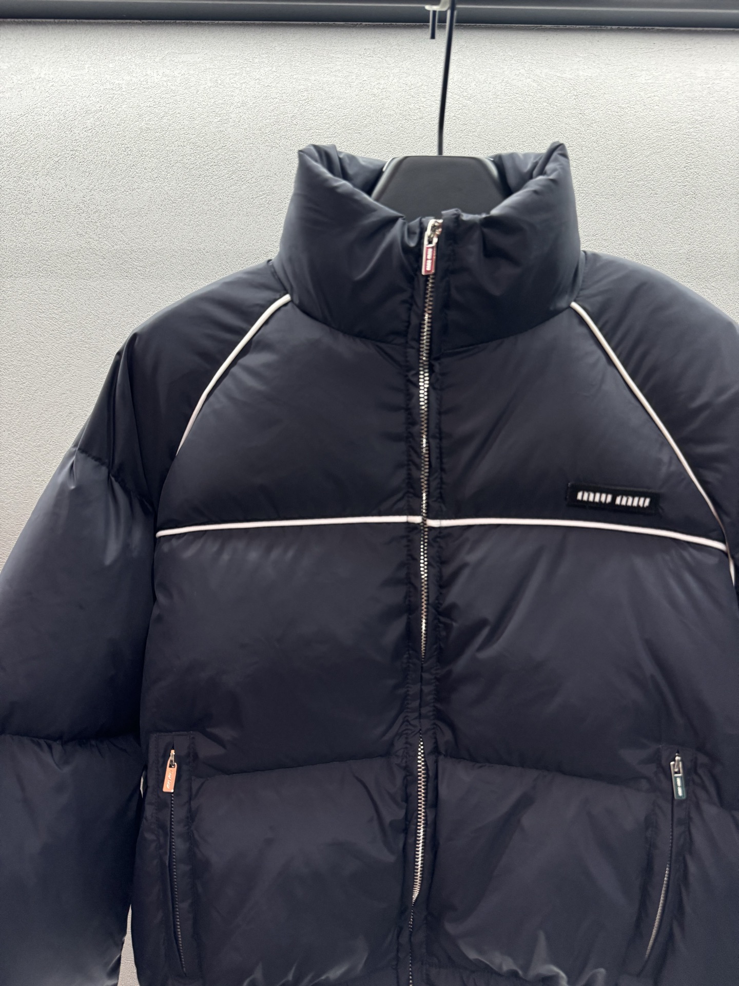 ￼ ❄️2025 Autumn and Winter❄️！MiuMi*，海军蓝刺绣羽绒服外套，经典夹克面