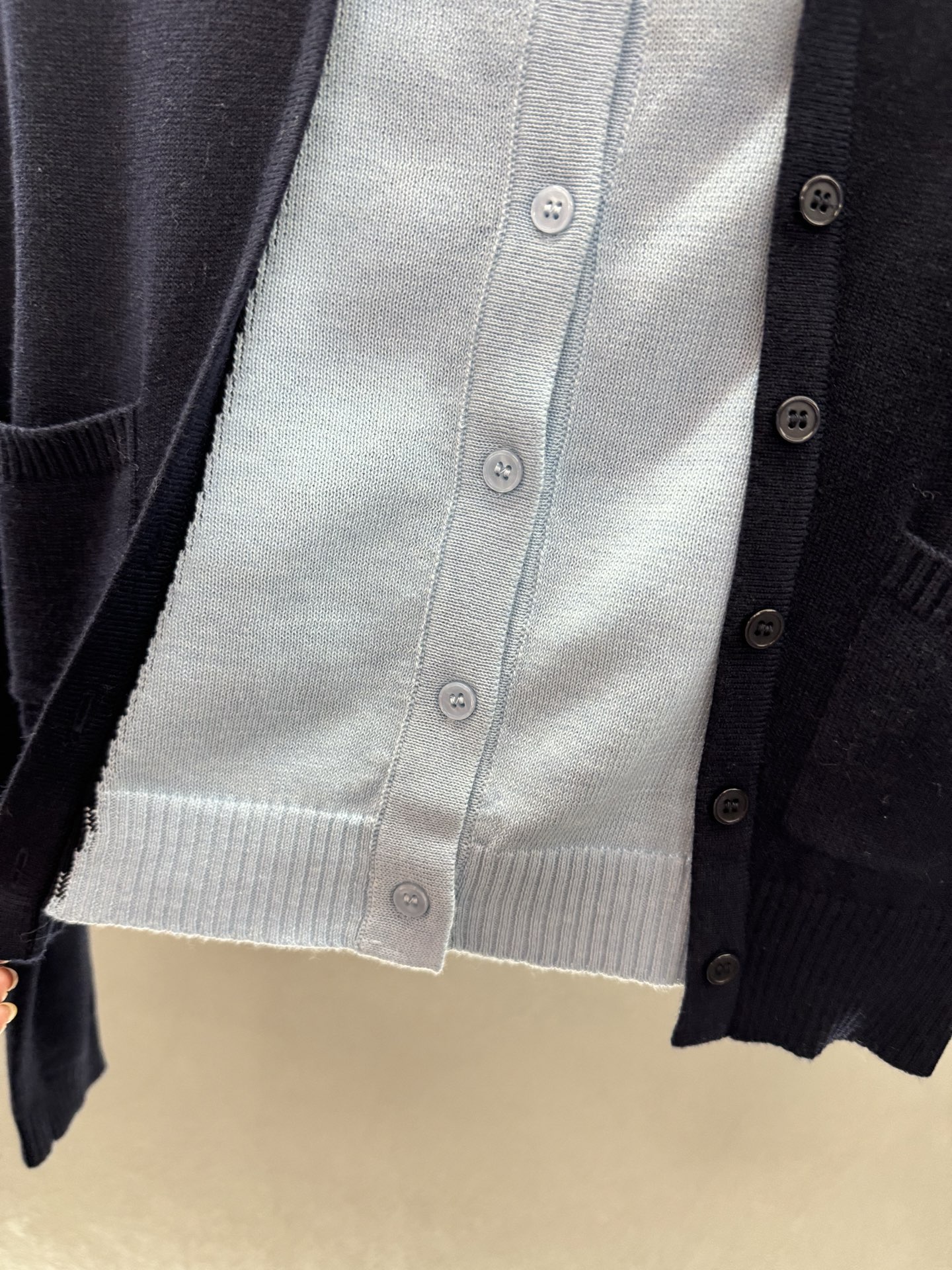 ￼ ❄️2025 Autumn and Winter❄️！RARELY ALI*KE，撞色开衫！非常有层