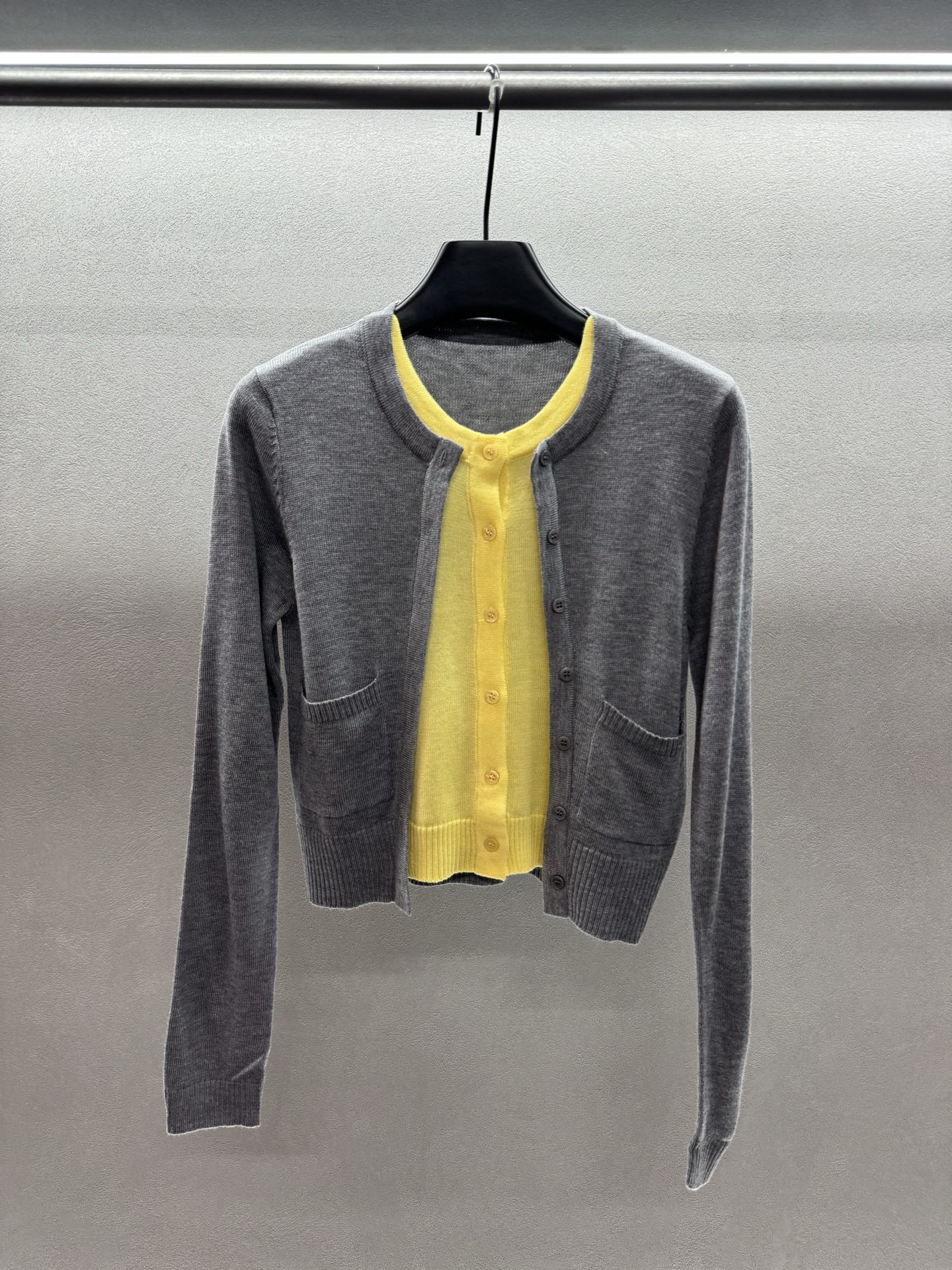 ￼ ❄️2025 Autumn and Winter❄️！RARELY ALI*KE，撞色开衫！非常有层