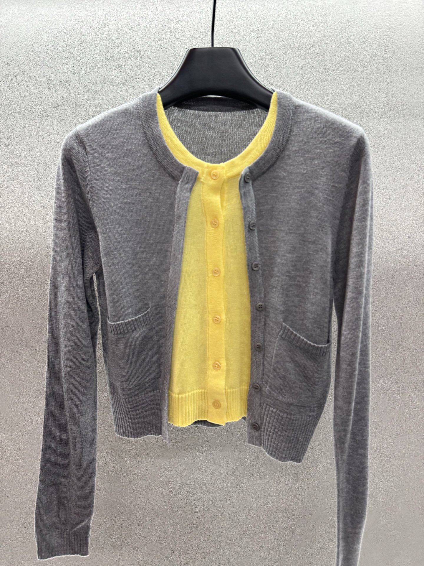 ￼ ❄️2025 Autumn and Winter❄️！RARELY ALI*KE，撞色开衫！非常有层