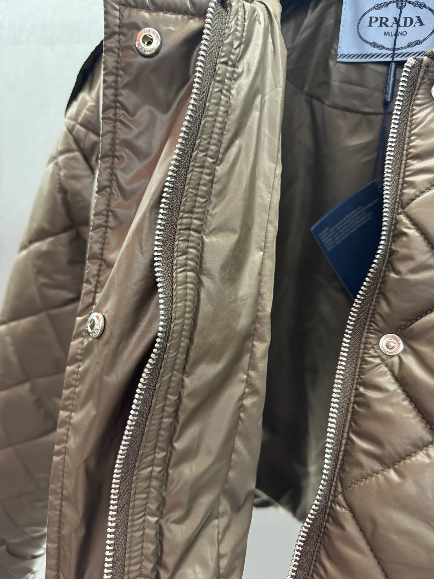 ￼ ❄️2025 Autumn and Winter❄️！Prad*，菱格纹翻领短款羽绒服 经典立体版型