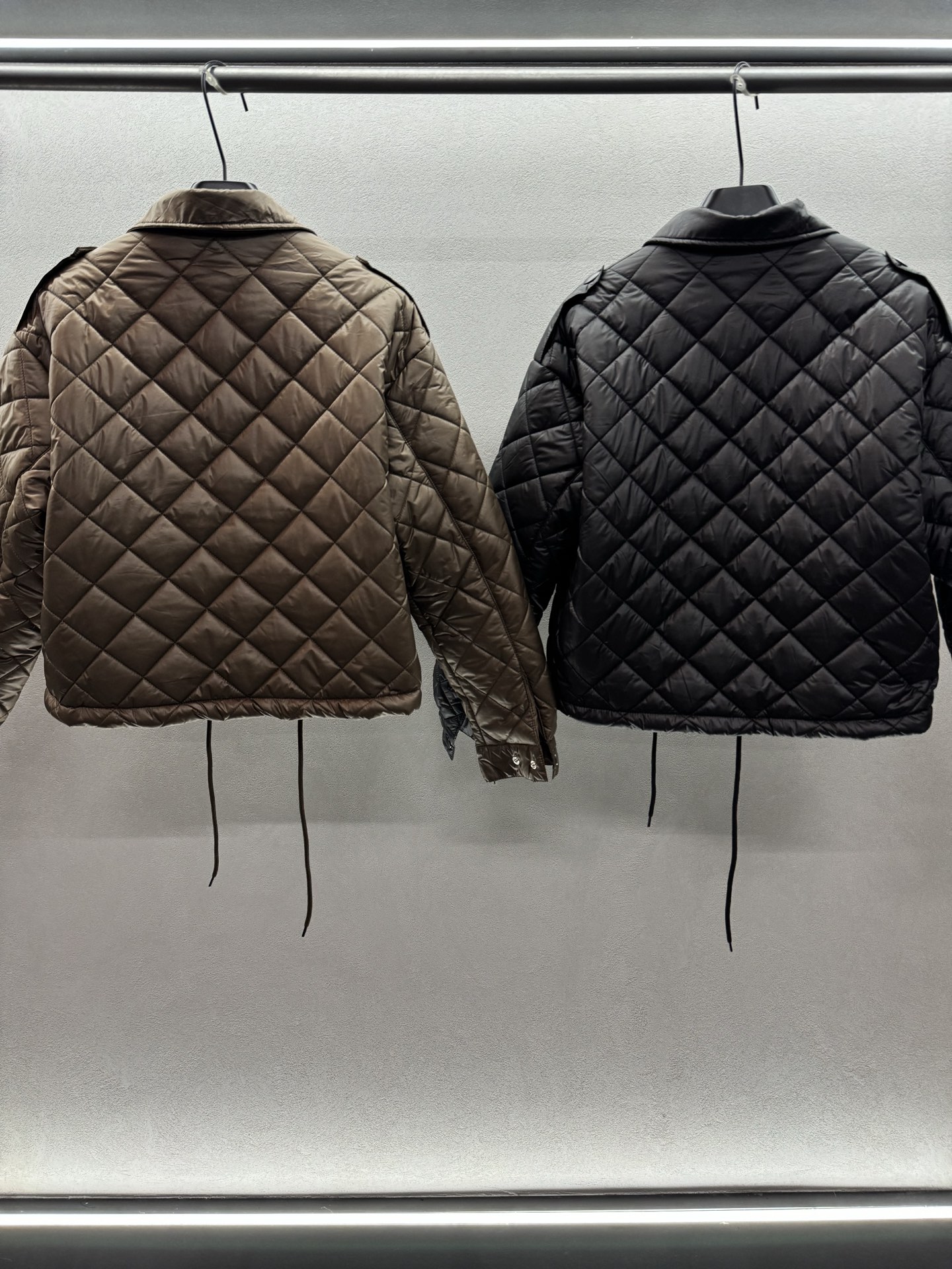 ￼ ❄️2025 Autumn and Winter❄️！Prad*，菱格纹翻领短款羽绒服 经典立体版型