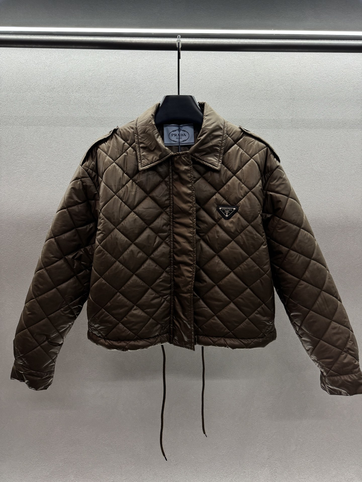 ￼ ❄️2025 Autumn and Winter❄️！Prad*，菱格纹翻领短款羽绒服 经典立体版型