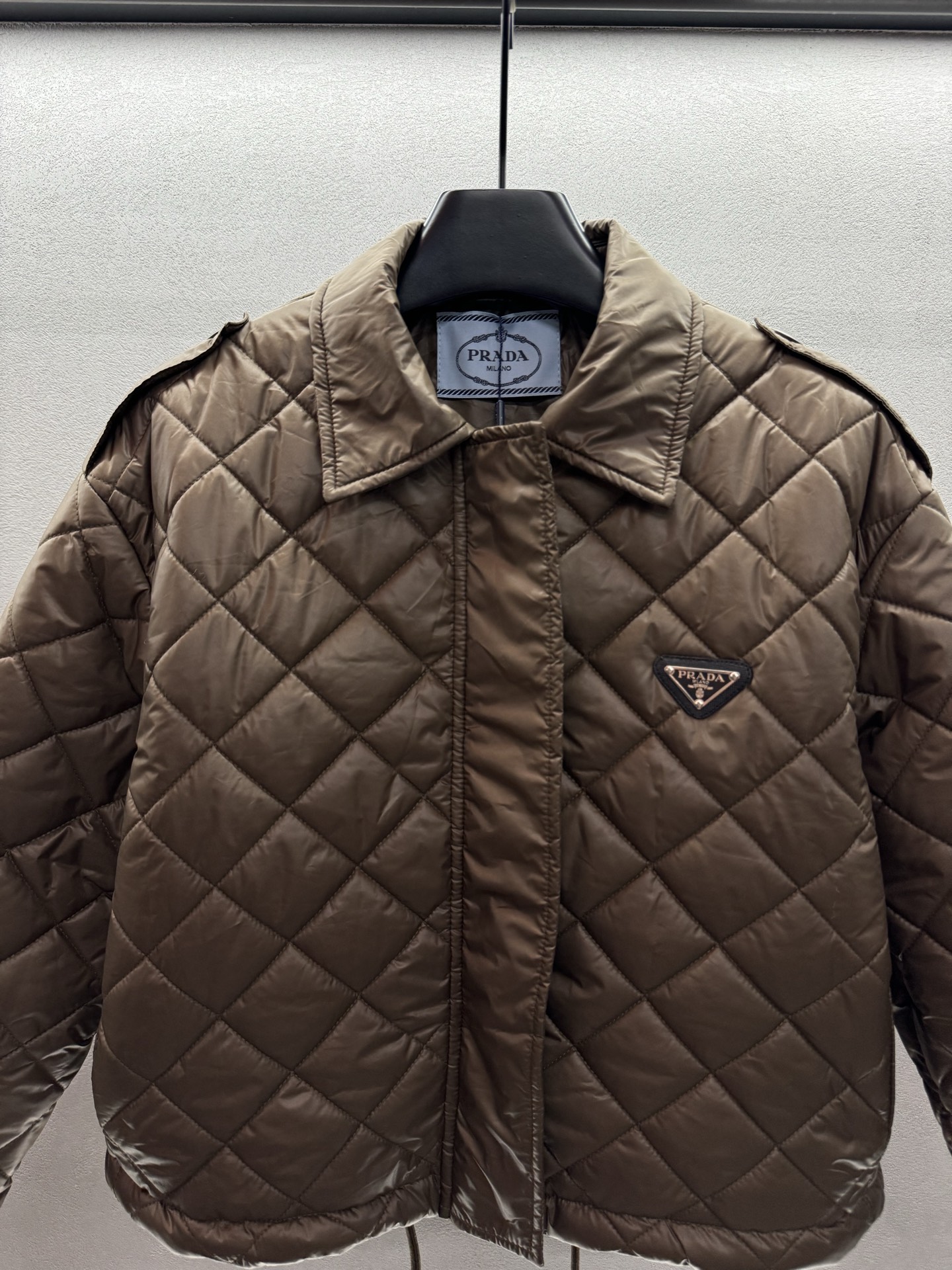 ￼ ❄️2025 Autumn and Winter❄️！Prad*，菱格纹翻领短款羽绒服 经典立体版型