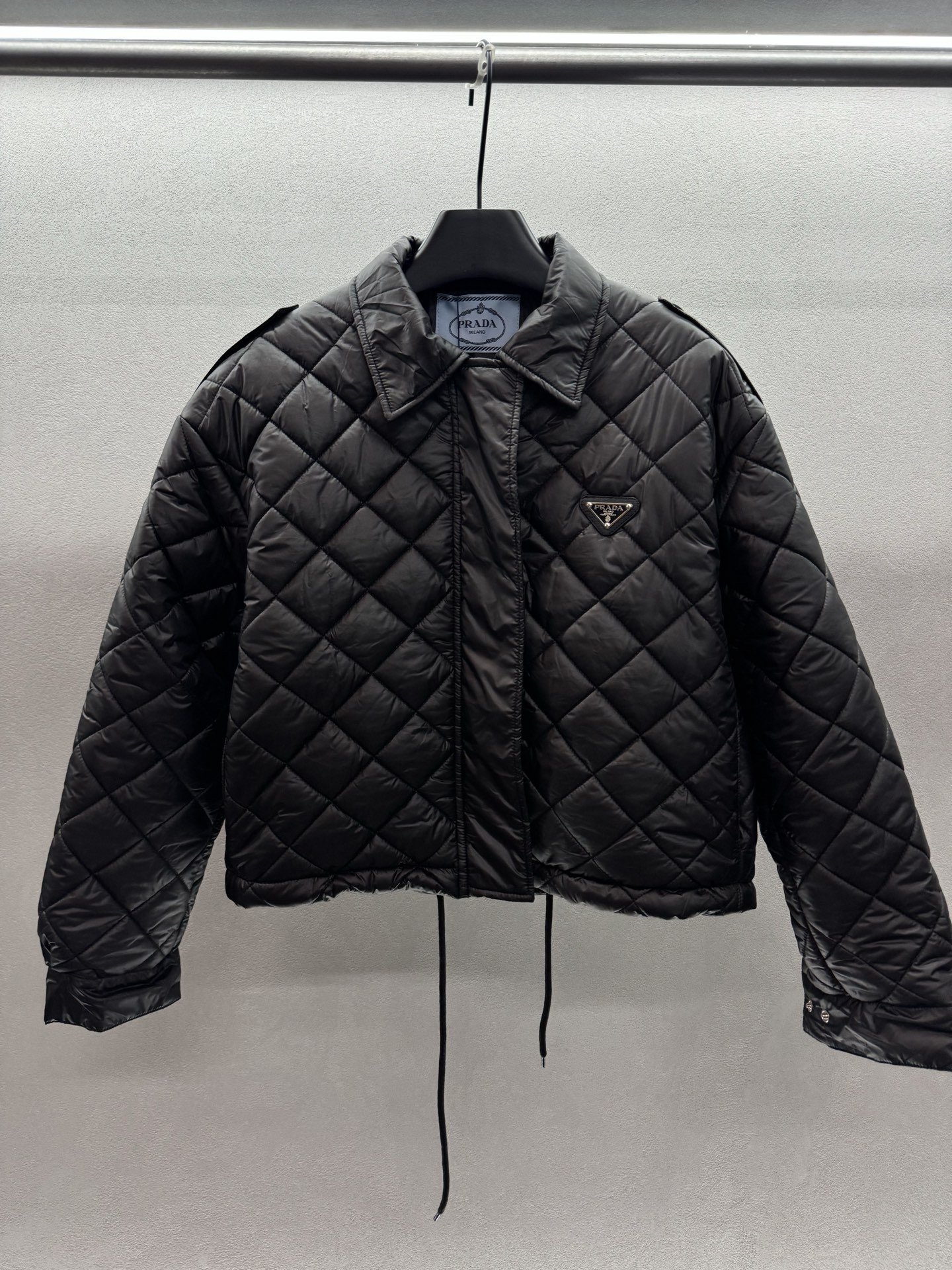 ￼ ❄️2025 Autumn and Winter❄️！Prad*，菱格纹翻领短款羽绒服 经典立体版型