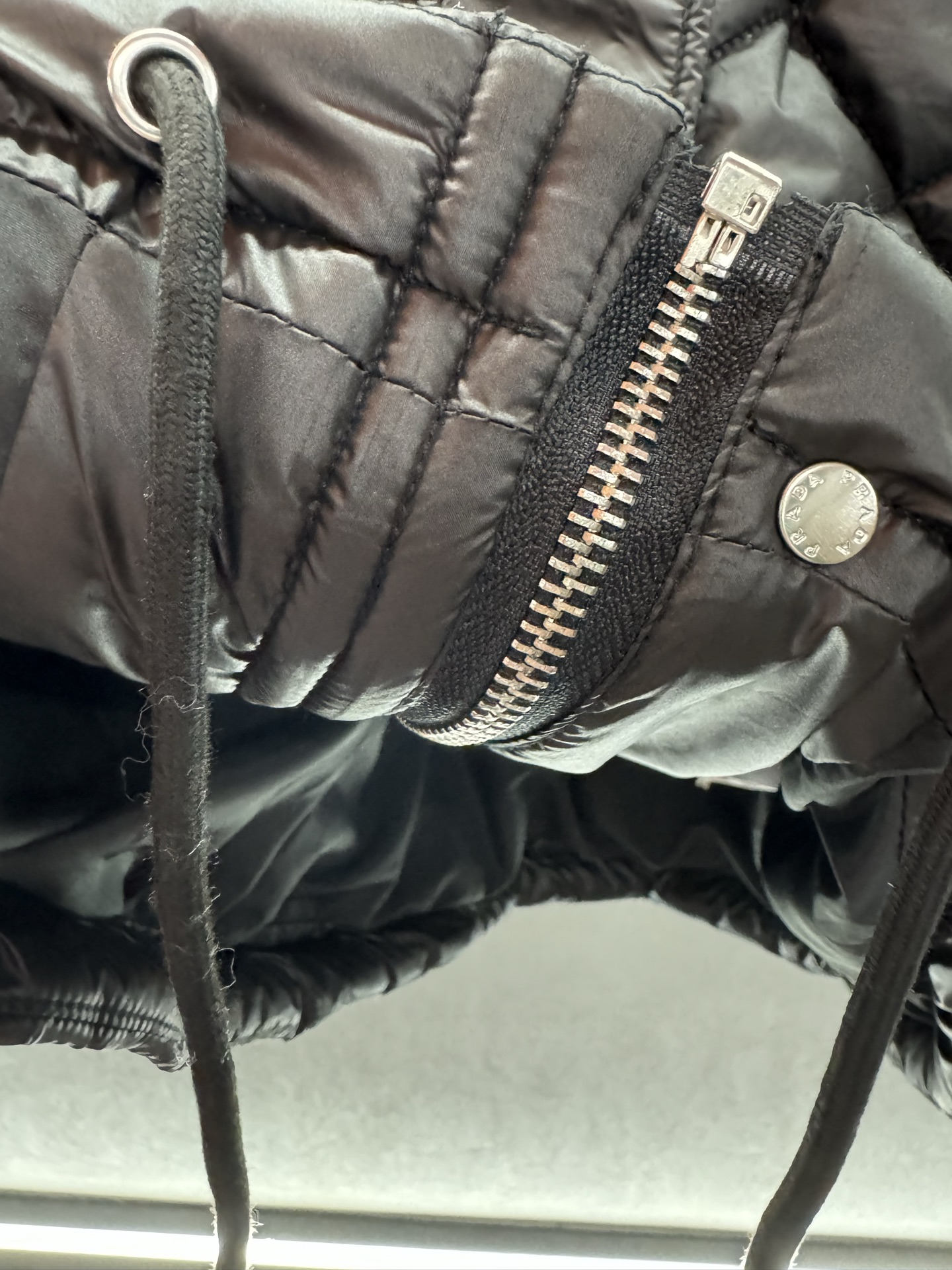 ￼ ❄️2025 Autumn and Winter❄️！Prad*，菱格纹翻领短款羽绒服 经典立体版型