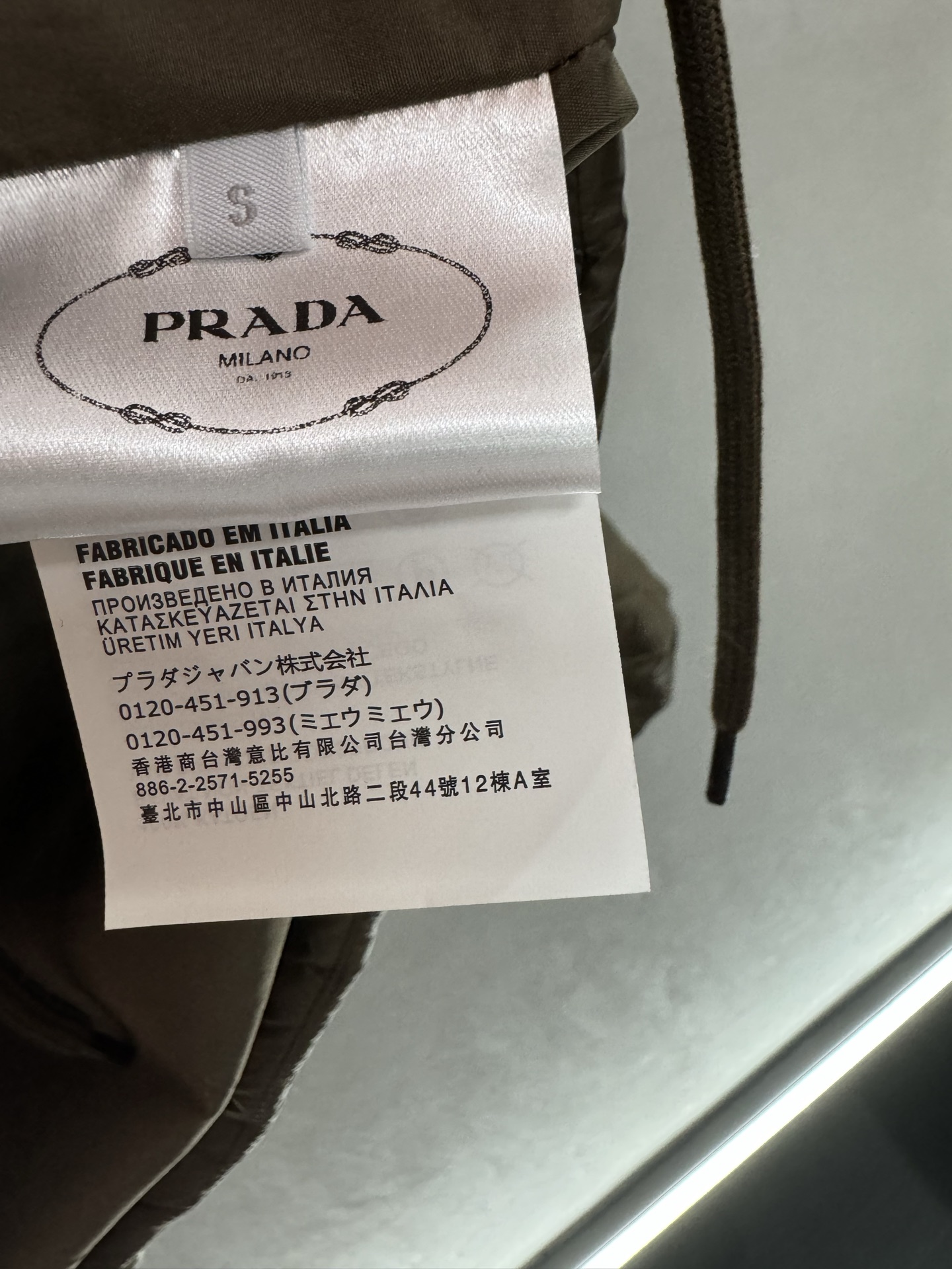 ￼ ❄️2025 Autumn and Winter❄️！Prad*，菱格纹翻领短款羽绒服 经典立体版型