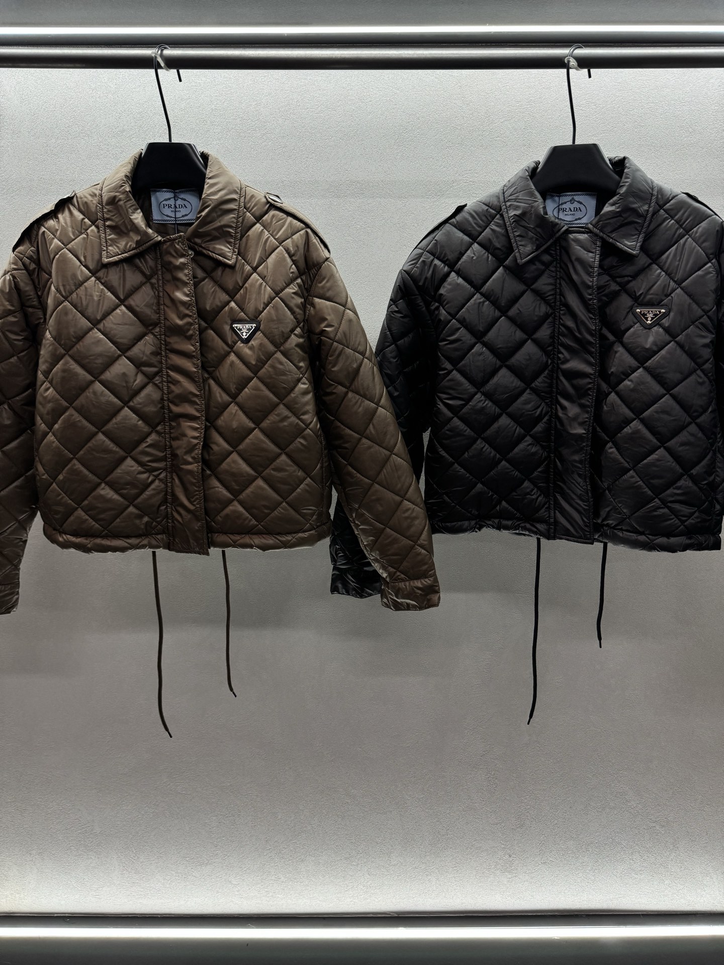 ￼ ❄️2025 Autumn and Winter❄️！Prad*，菱格纹翻领短款羽绒服 经典立体版型