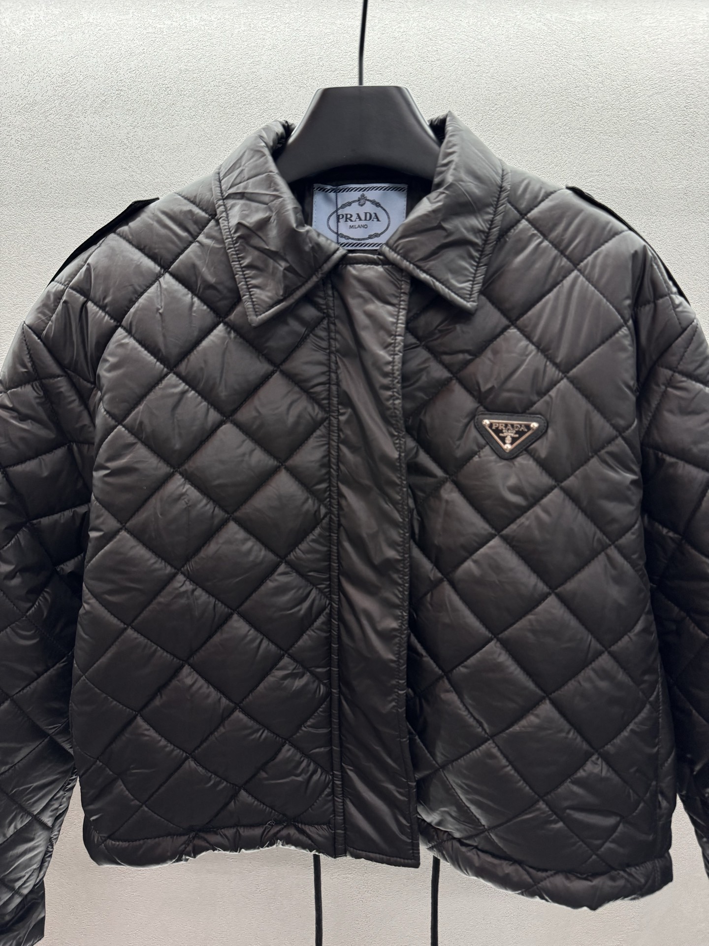 ￼ ❄️2025 Autumn and Winter❄️！Prad*，菱格纹翻领短款羽绒服 经典立体版型