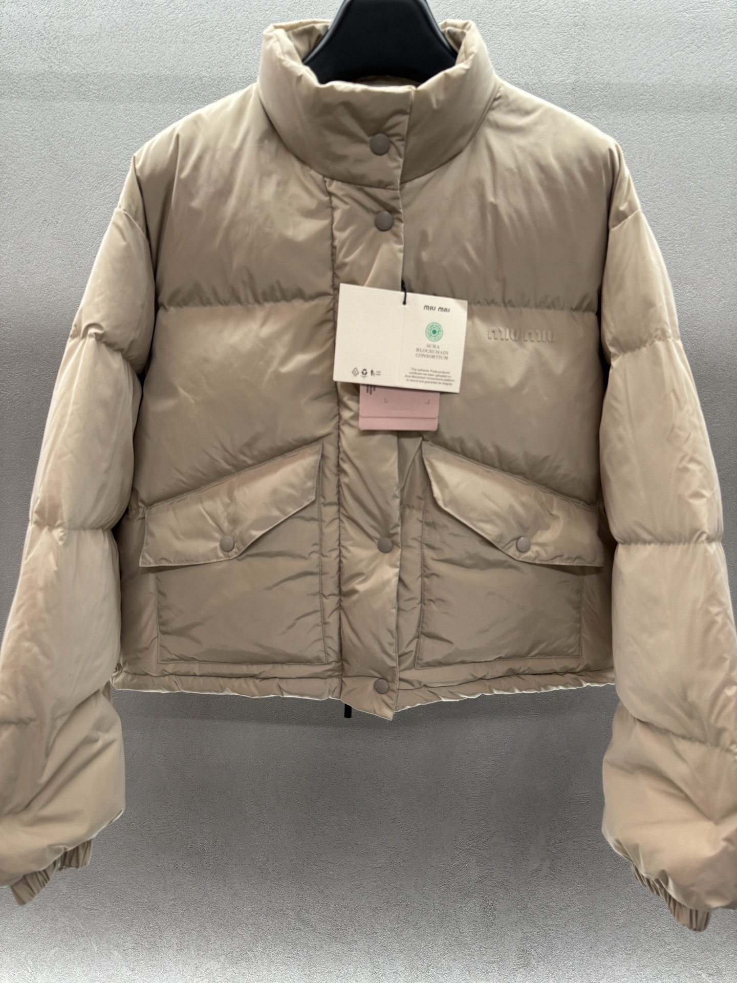 ￼ ❄️2025 Autumn and Winter❄️！MiuMi*，小立领设计短款面包羽绒服面包服塑