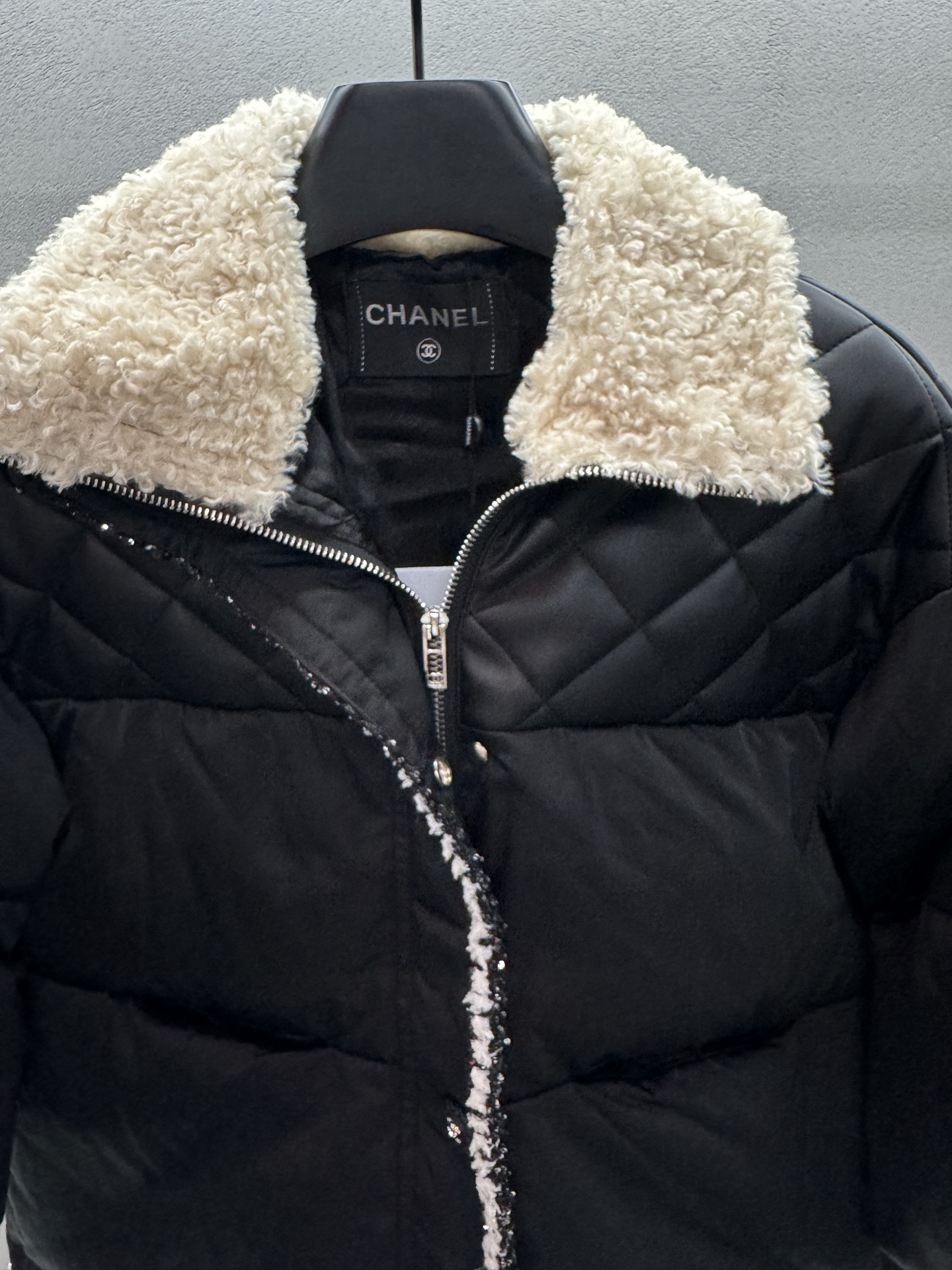 ￼ ❄️2025 Autumn and Winter❄️ ！小香风羽绒服，领口处的毛绒质感，CHANE*