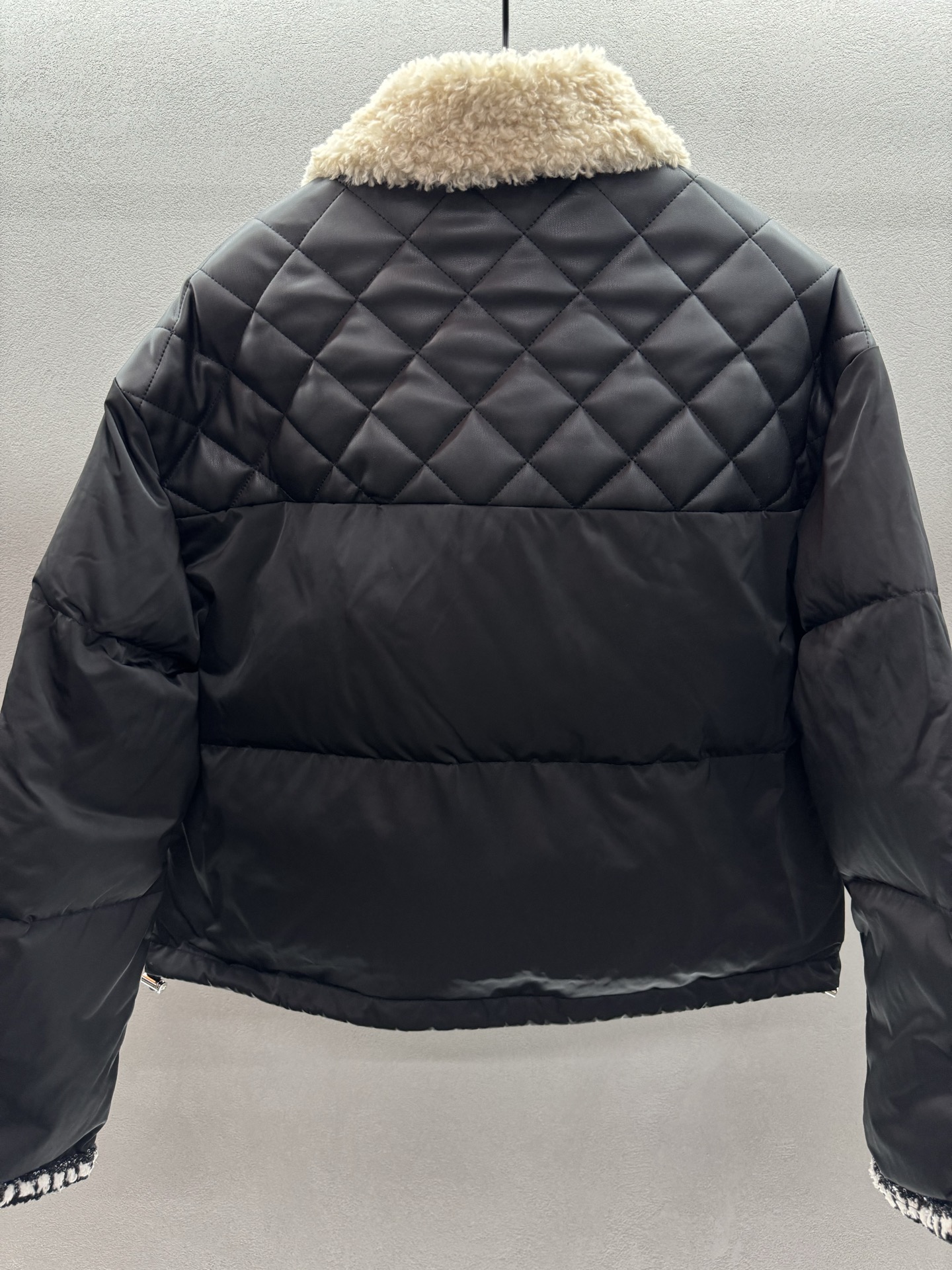 ￼ ❄️2025 Autumn and Winter❄️ ！小香风羽绒服，领口处的毛绒质感，CHANE*