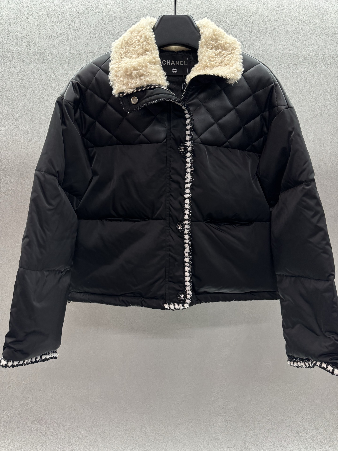 ￼ ❄️2025 Autumn and Winter❄️ ！小香风羽绒服，领口处的毛绒质感，CHANE*