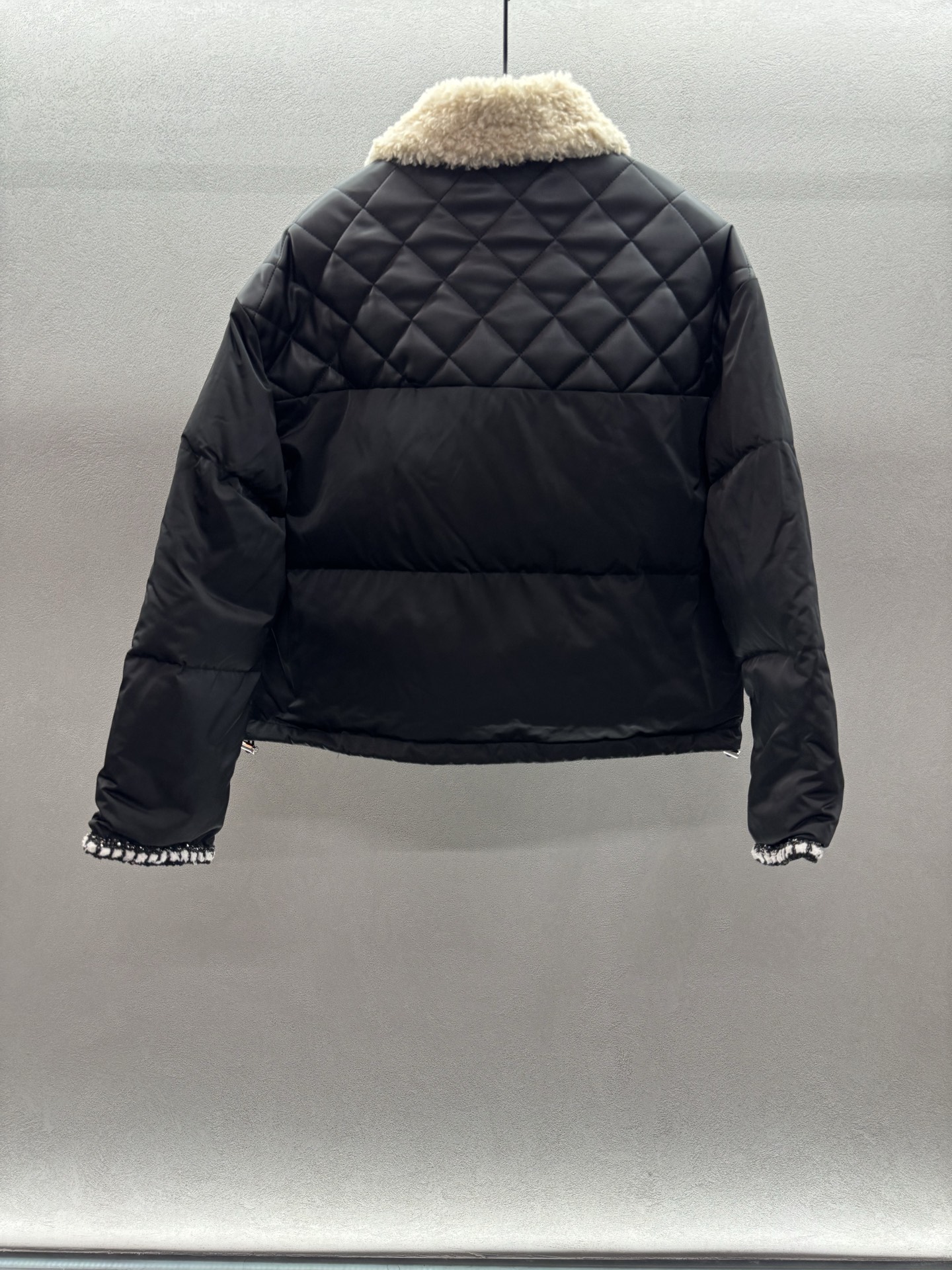 ￼ ❄️2025 Autumn and Winter❄️ ！小香风羽绒服，领口处的毛绒质感，CHANE*