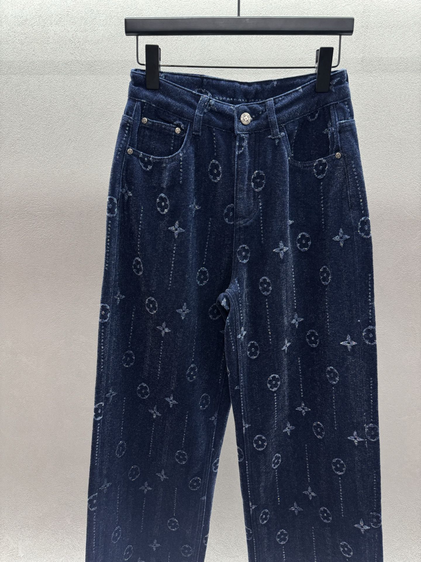 ￼ ❄️2025 Autumn and Winter❄️！1V，烧花老花牛仔长裤，进口洗水面料，柔软舒适