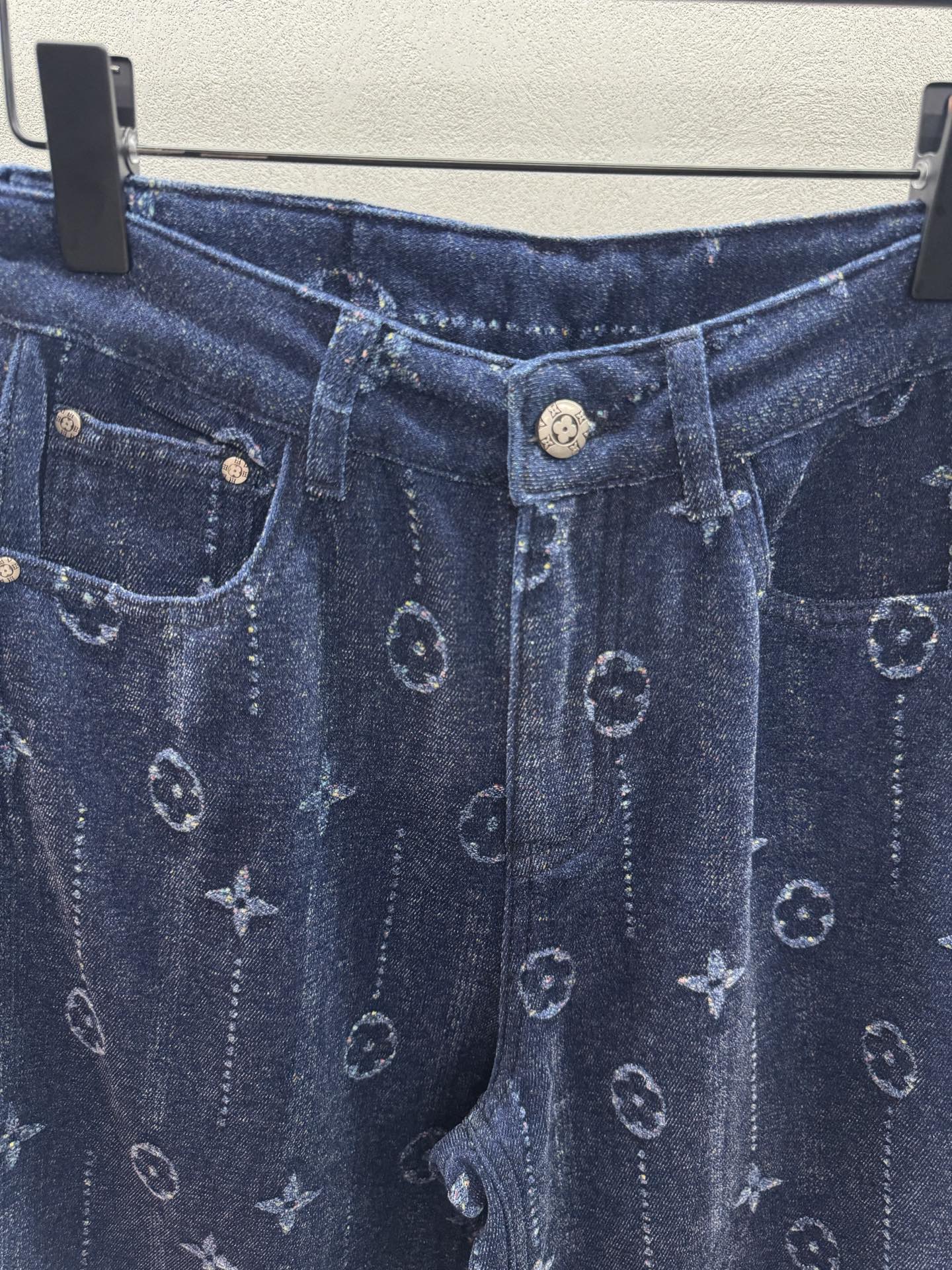 ￼ ❄️2025 Autumn and Winter❄️！1V，烧花老花牛仔长裤，进口洗水面料，柔软舒适