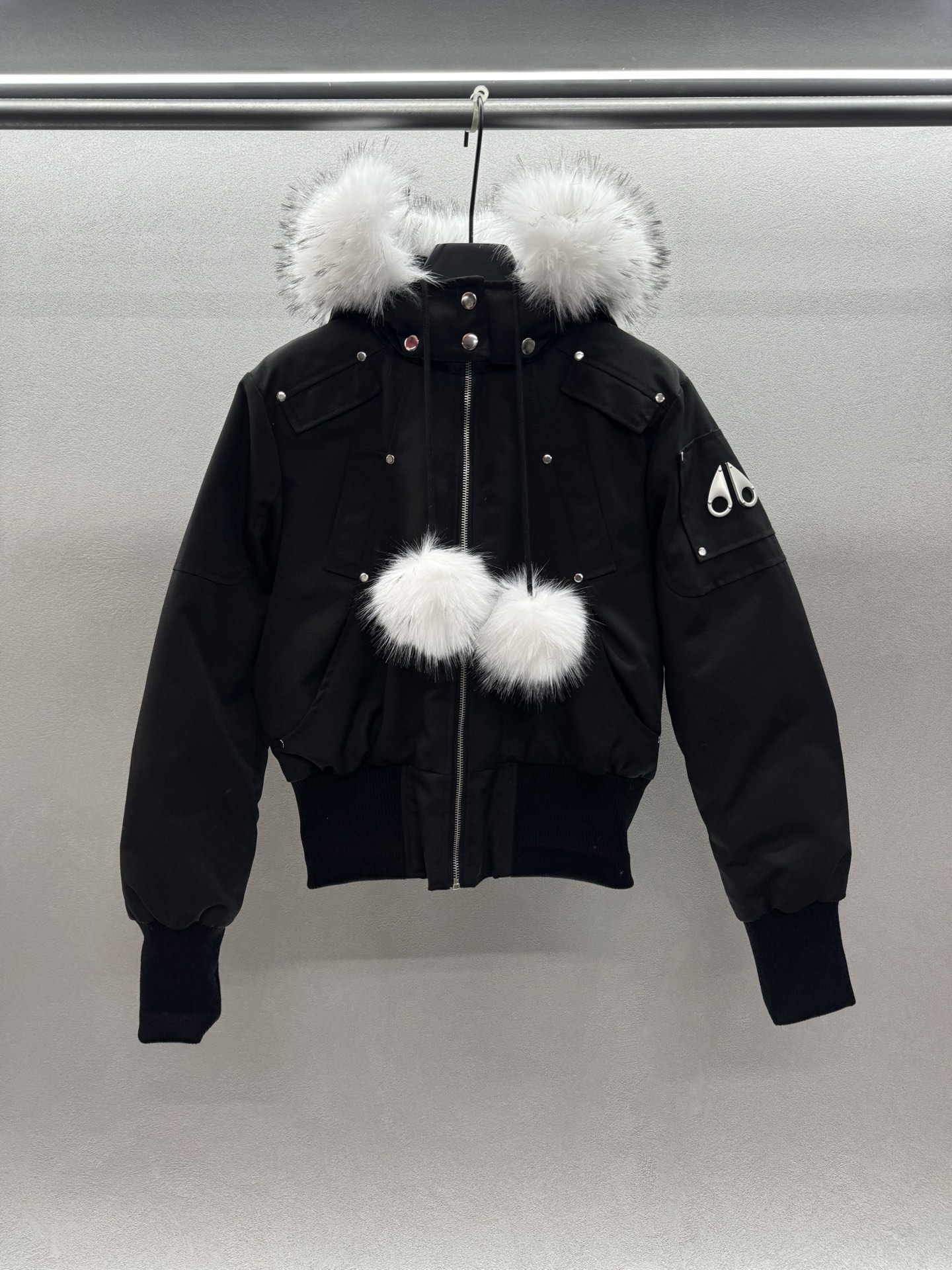 ￼ ❄️2025 Autumn and Winter❄️！Moose knckl*es剪刀经典款羽绒服，