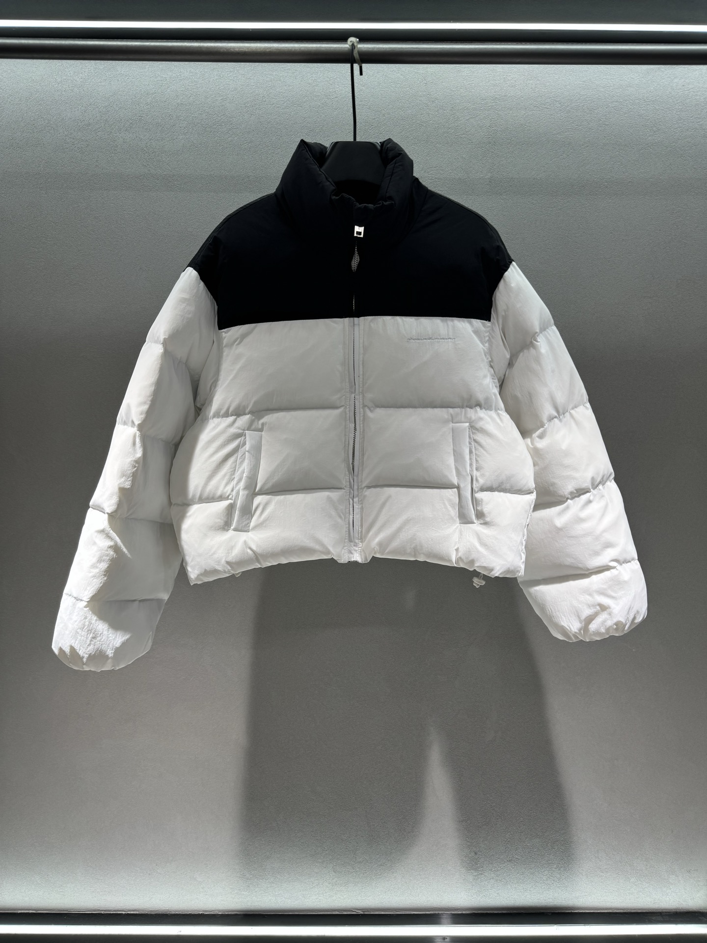 ￼ ❄️2025 Autumn and Winter❄️！AW拉链徽标蓬松短款羽绒外套，立领撞色羽绒夹克