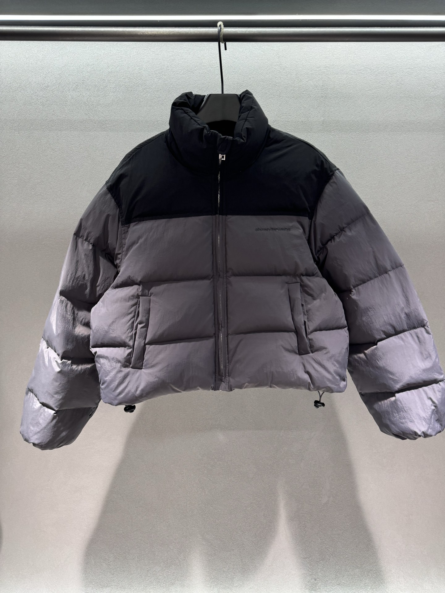 ￼ ❄️2025 Autumn and Winter❄️！AW拉链徽标蓬松短款羽绒外套，立领撞色羽绒夹克