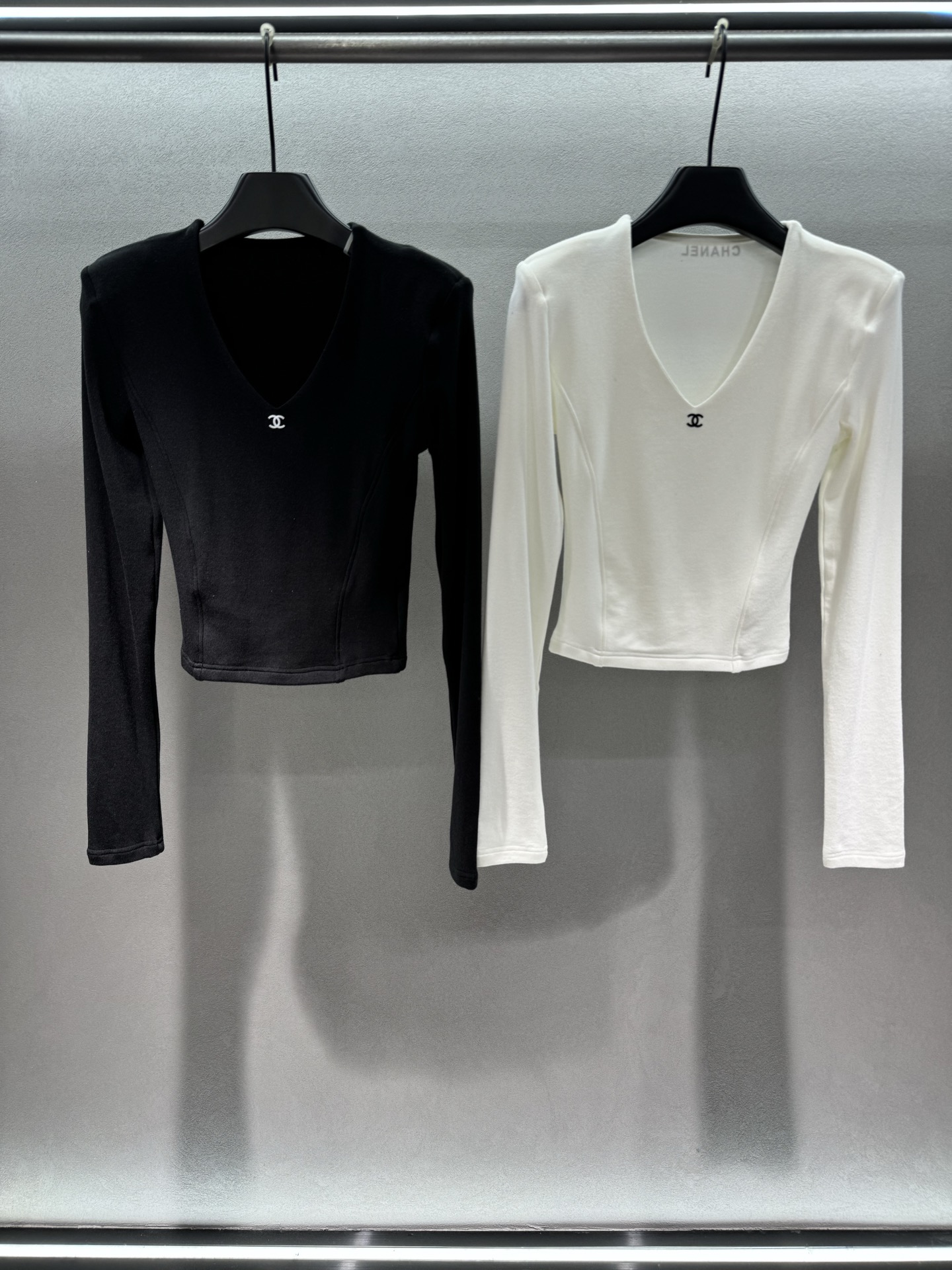 ￼ ￼ ❄️2025 Autumn and Winter❄️！Chane*Ｖ领子T 含绵羊毛🦙软软糯糯的