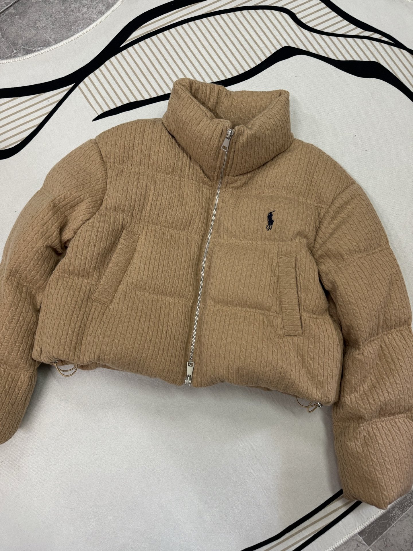 NO:639314,2025 Autumn and Winter!  RL, this twist knitted down jacket from Raff is made of three-dimensional twist texture fabric and filled with 95 national standard duck down. It is fluffy and warm. It has a short bread jacket style and a high stand-up collar design, which modifies the body proportions and has perfect windproof effect. The pony embroidered logo on the chest is very recognizable, and the retro college style is mixed with modernity. When you wear it, you will look like a fashionable person!  The short design will definitely make you look taller and smaller. The wearability and atmosphere are just perfect. Five colors, three sizes!  ,women's clothing,down jacket,alexander wang198609092025 Autumn and Winter ！RL,拉夫这款麻花针织羽绒服, 采用立体麻花纹理面料,填充95国标鸭绒, 蓬松又保暖,短款面包服版型+高立领设计, 修饰身形比例,防风效果满分. 胸前小马刺绣logo超有辨识度, 复古学院风混搭现代感, 穿上就是时髦精本人！ 短款设计巨显高小个子天菜无疑 实穿性氛围感直接拿捏死了 五色,三码！,女装,down jacket,alexander wang,Women's clothing