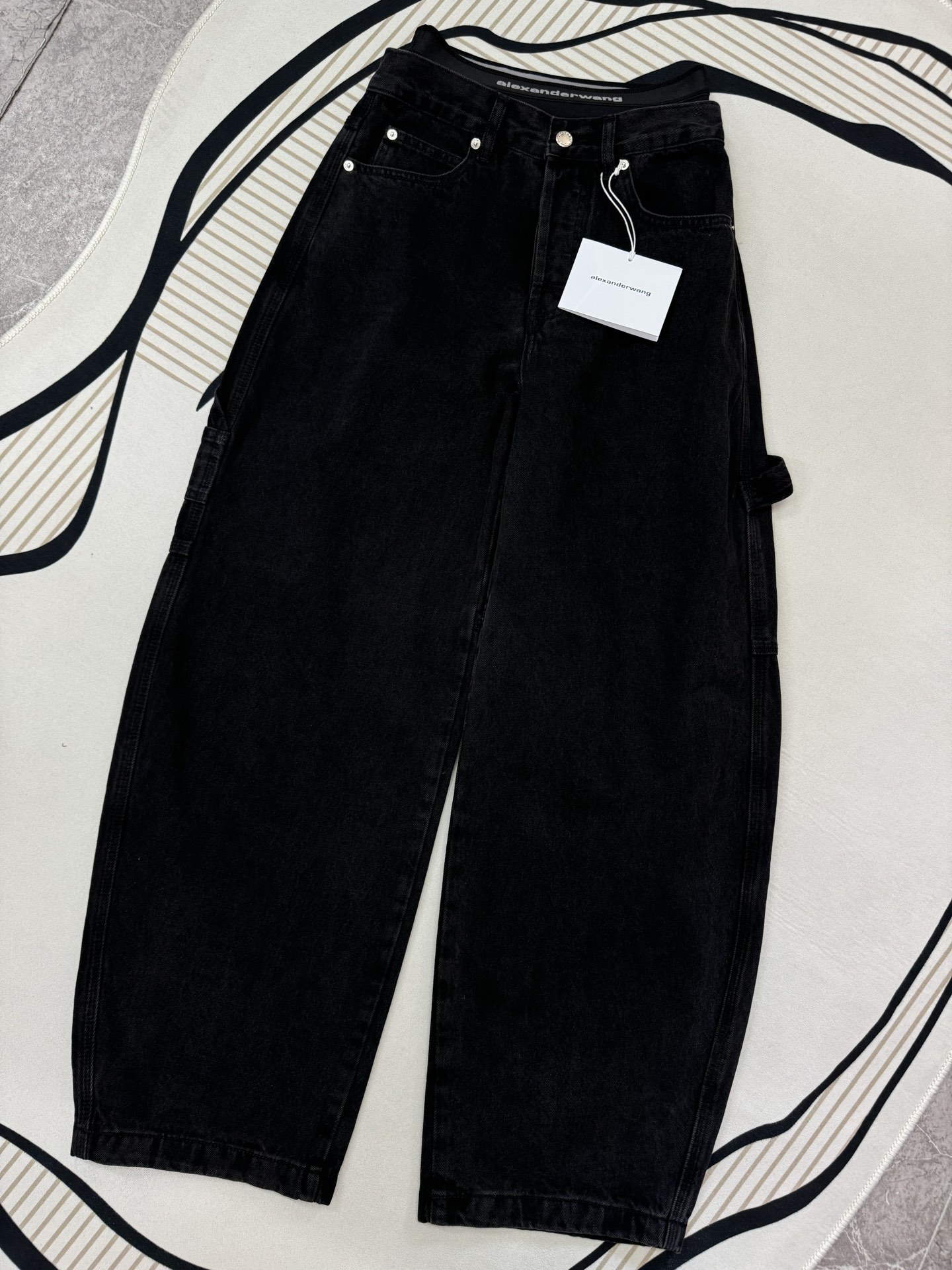 NO:639320,2025 Autumn and Winter!  AW fake two-piece webbing work jeans, custom-made with the same fabric as yb, classic black color, versatile and slimming, loose fit overalls, can be controlled by any body shape, soft and comfortable fabric, customized hardware accessories, full body positioning and tailoring ~ Three sizes!  ,women's clothing,jeans,alexander wang198609092025 Autumn and Winter ！AW假两件织带工装牛仔裤 定制与yb一致面料,经典黑色色系, 百搭显瘦,工装裤宽松版型, 任何身形都可以驾驭 面料柔软舒适,定制五金配件, 全身对格定位裁剪～ 三码！,女装,jeans,alexander wang,Women's clothing