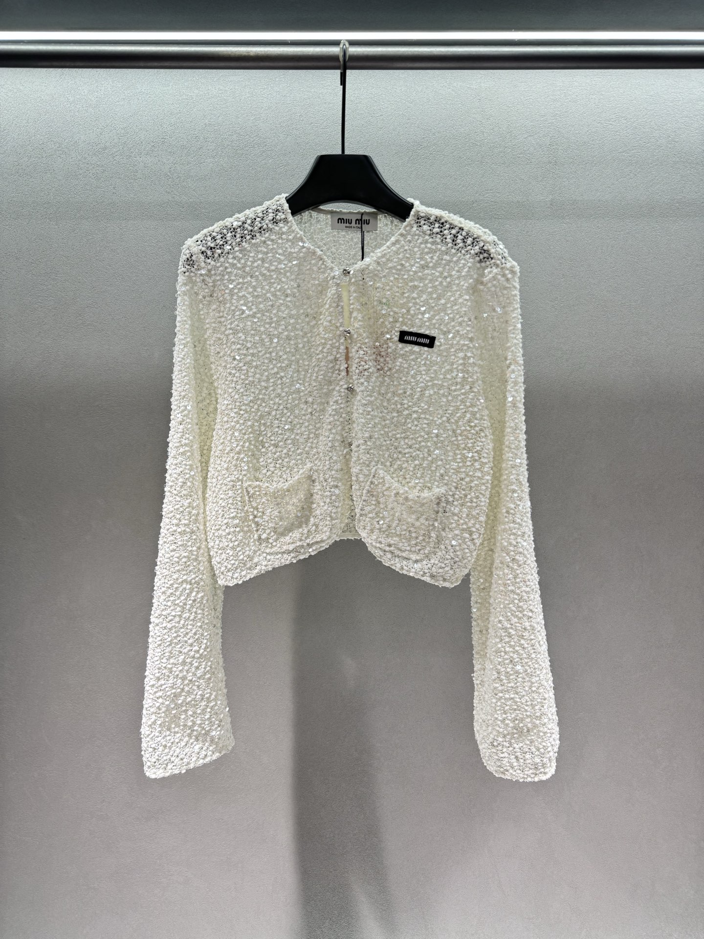 ￼ 🌾2026 SPring&Summer 🔥！MiuMi*亮片短款开衫，甜酷千金风的核心单品，短款廓形
