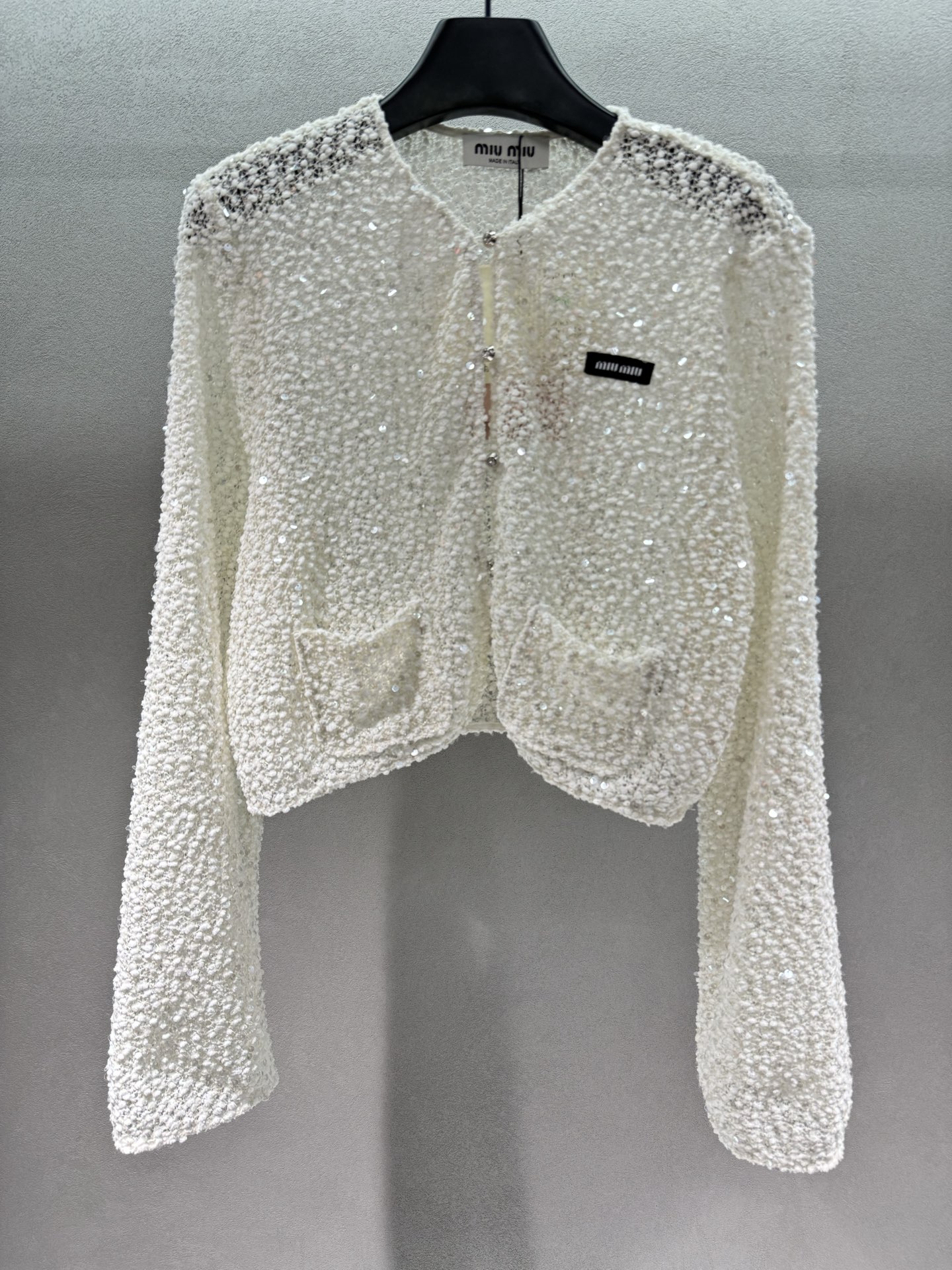 ￼ 🌾2026 SPring&Summer 🔥！MiuMi*亮片短款开衫，甜酷千金风的核心单品，短款廓形