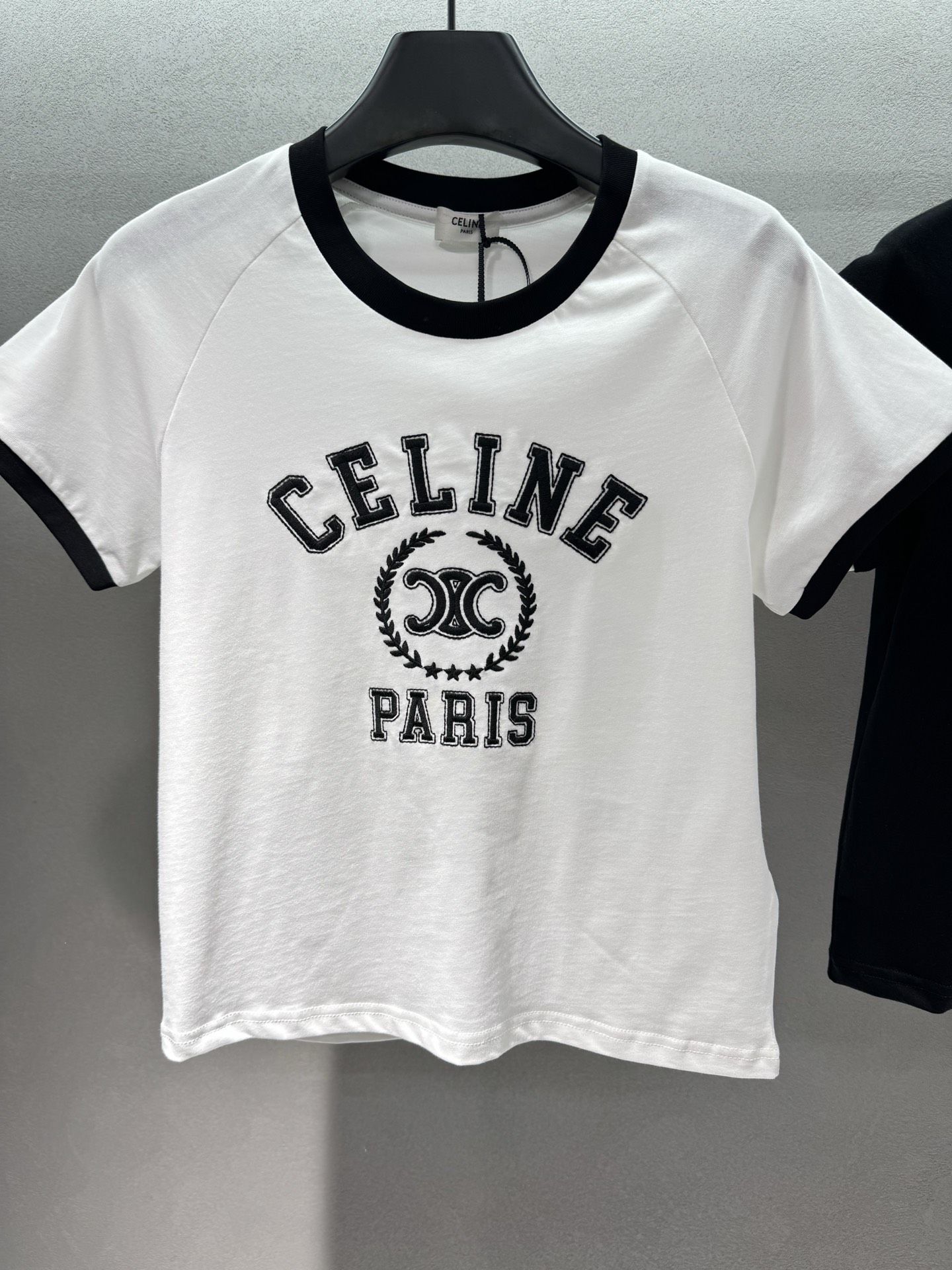￼ 🌾2026 SPring&Summer 🔥！CELI*NE经典学院风撞边短袖T恤，品牌标志性的复古休