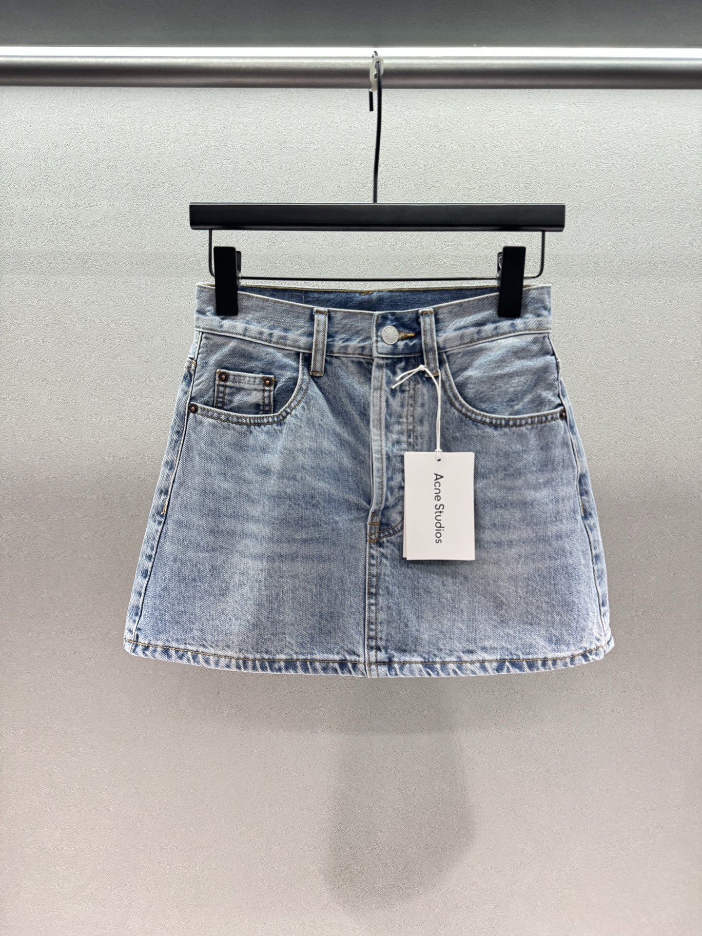 ￼ 🌾2026 SPring&Summer 🔥 ！Acne Stu*dios，高腰A字牛仔迷你短裙，采用